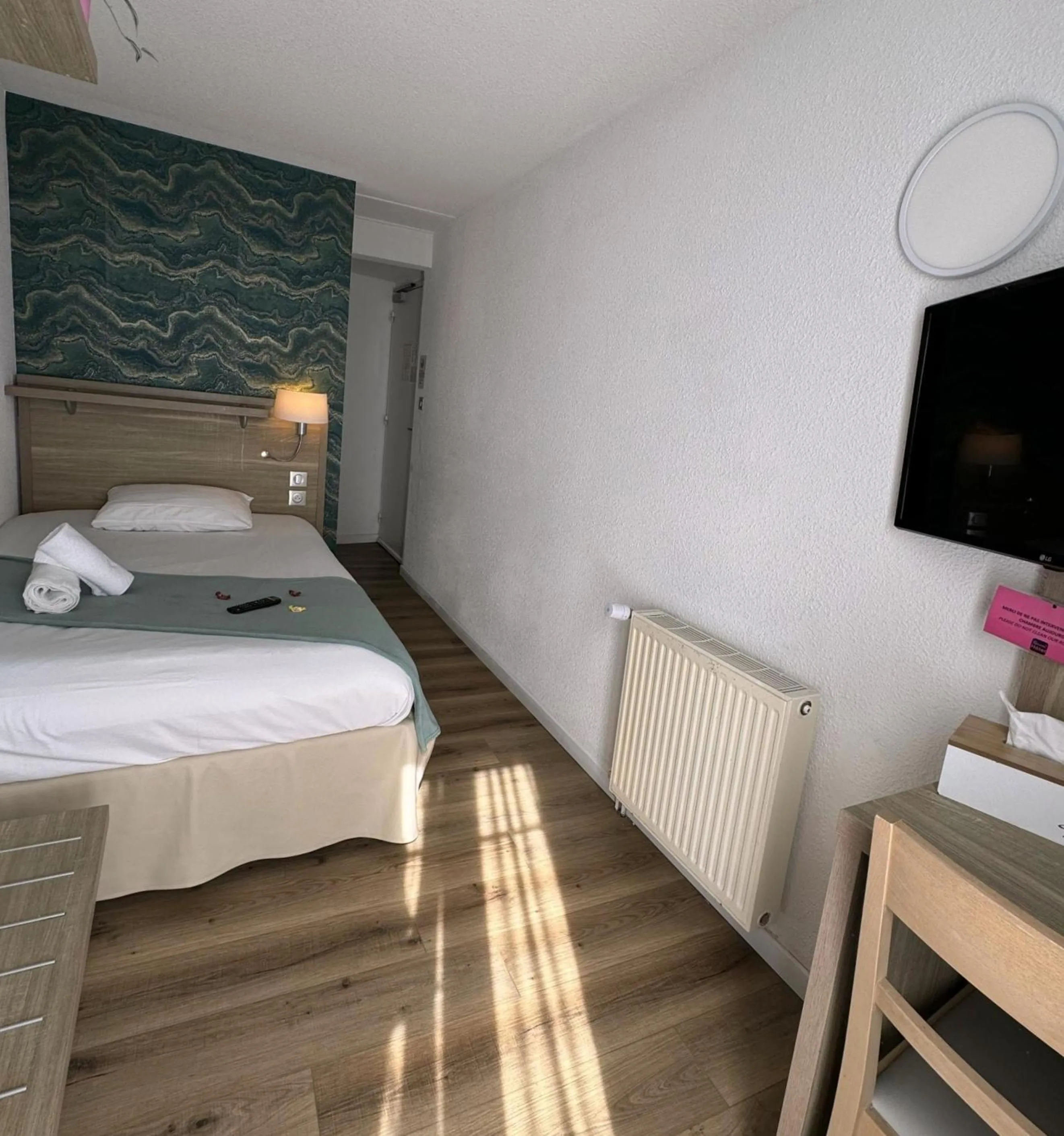 Bedroom, Bed in Couett'Hôtel Brest Port de plaisance, Les pieds dans l'eau