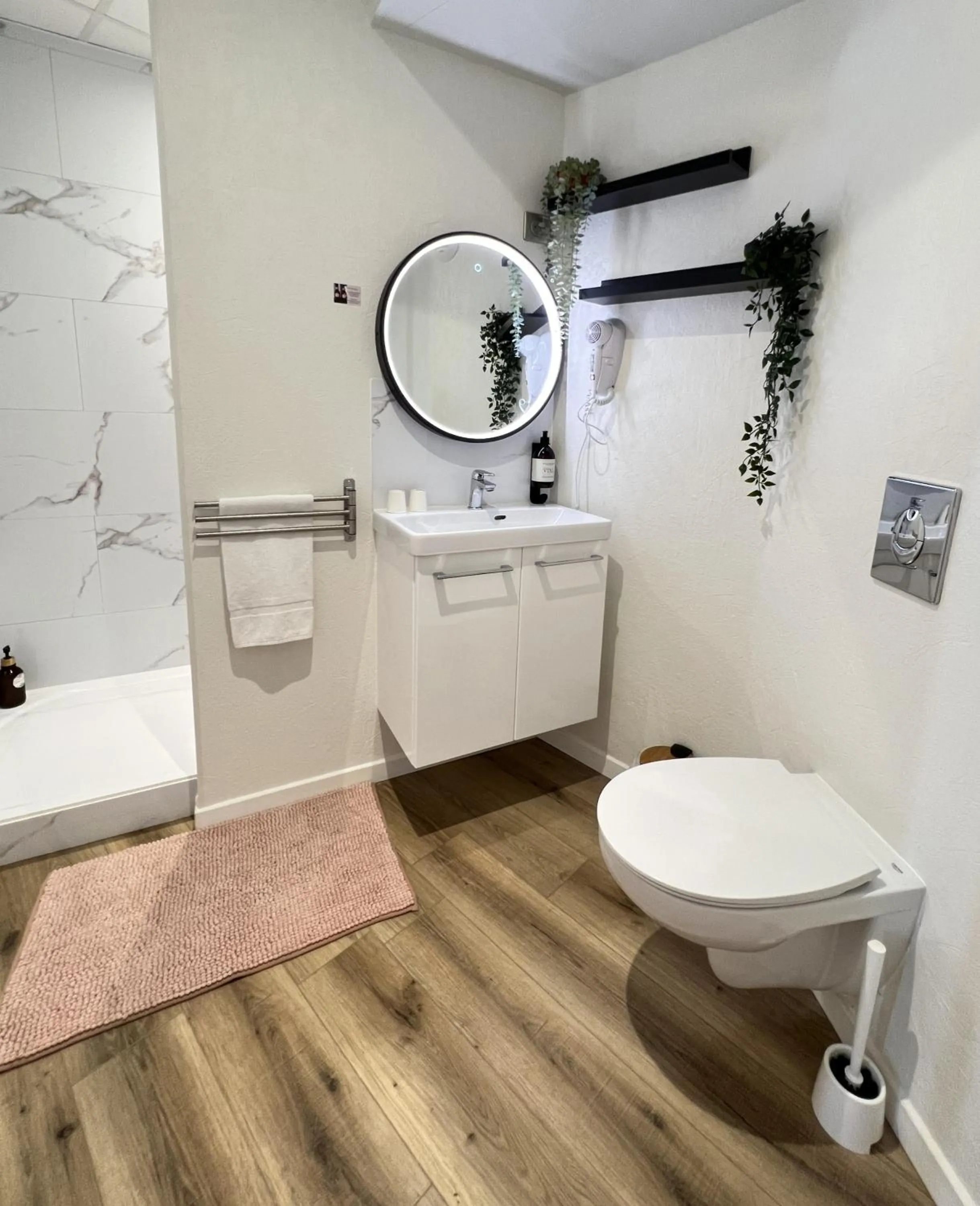 Bathroom in Couett'Hôtel Brest Port de plaisance, Les pieds dans l'eau