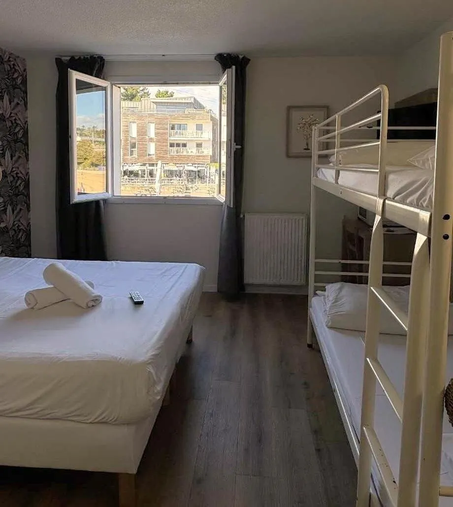 Bedroom, Bed in Couett'Hôtel Brest Port de plaisance, Les pieds dans l'eau