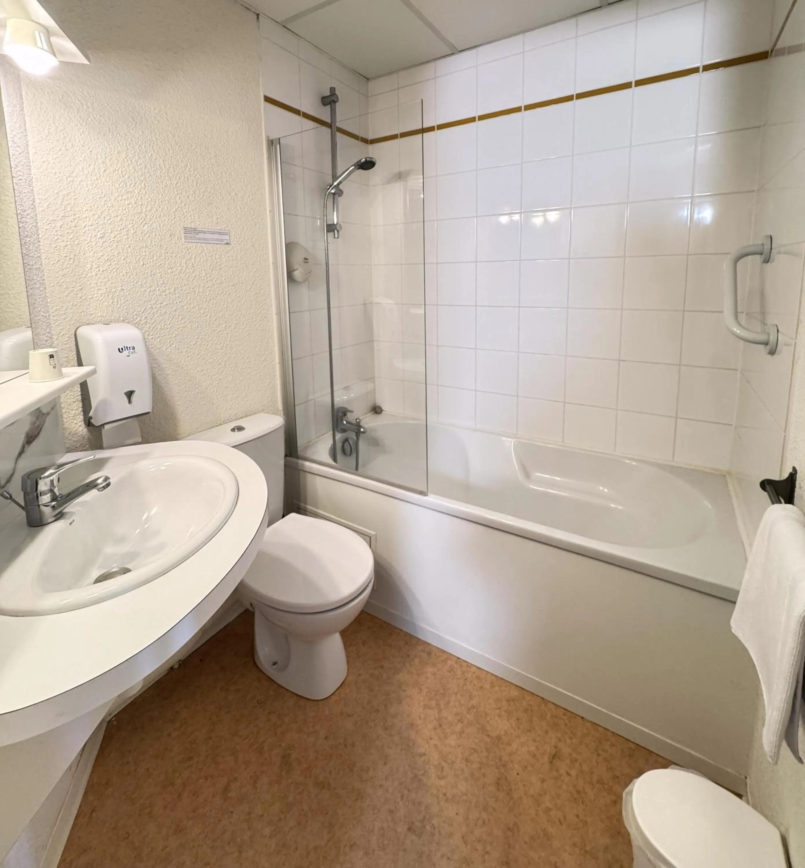 Bathroom in Couett'Hôtel Brest Port de plaisance, Les pieds dans l'eau