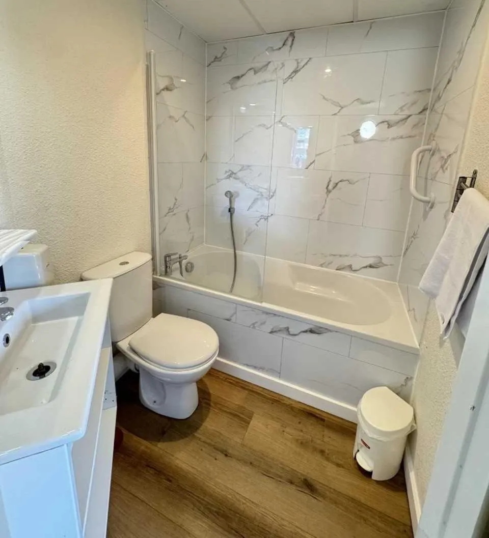 Bathroom in Couett'Hôtel Brest Port de plaisance, Les pieds dans l'eau