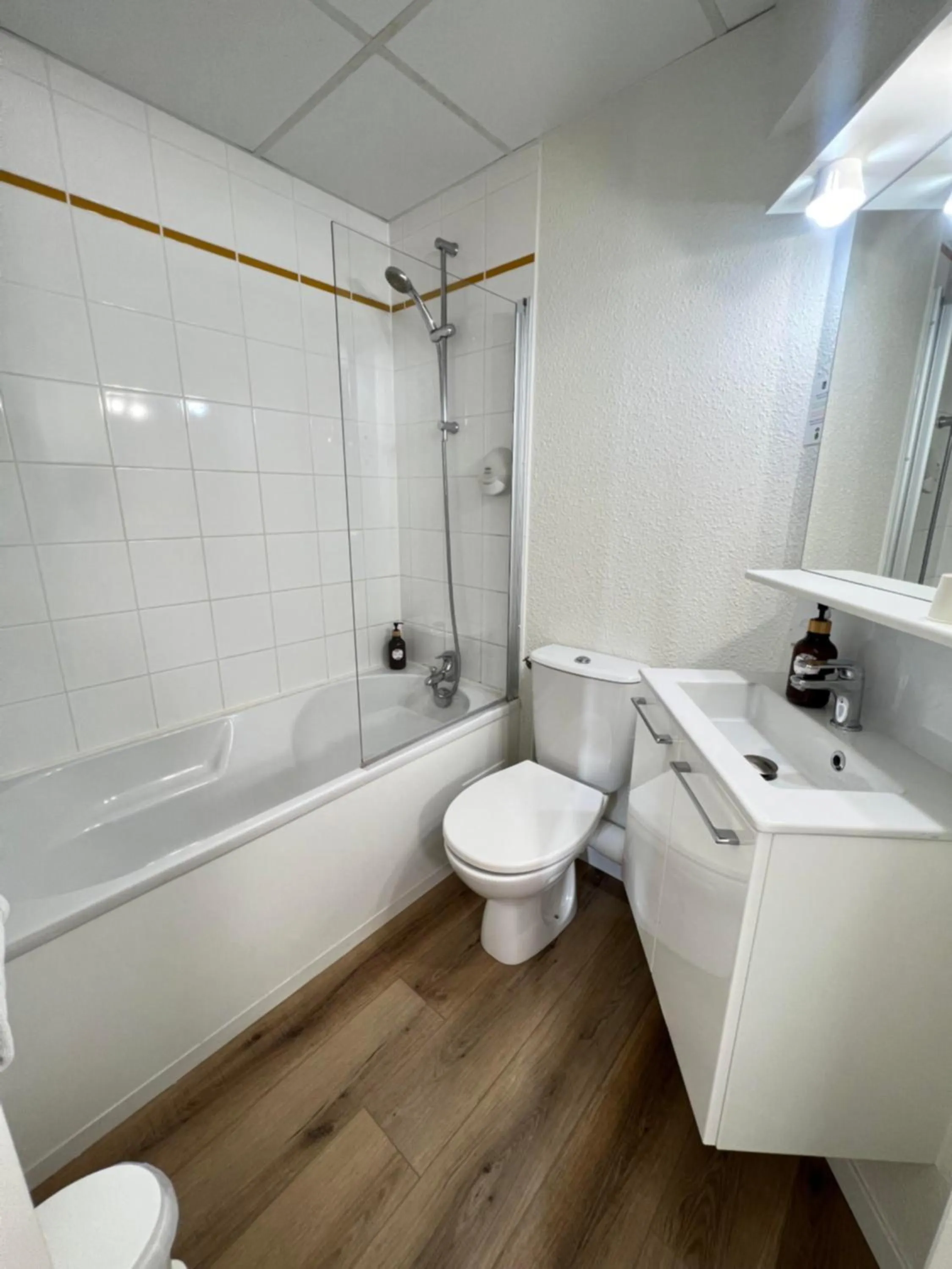 Toilet in Couett'Hôtel Brest Port de plaisance, Les pieds dans l'eau