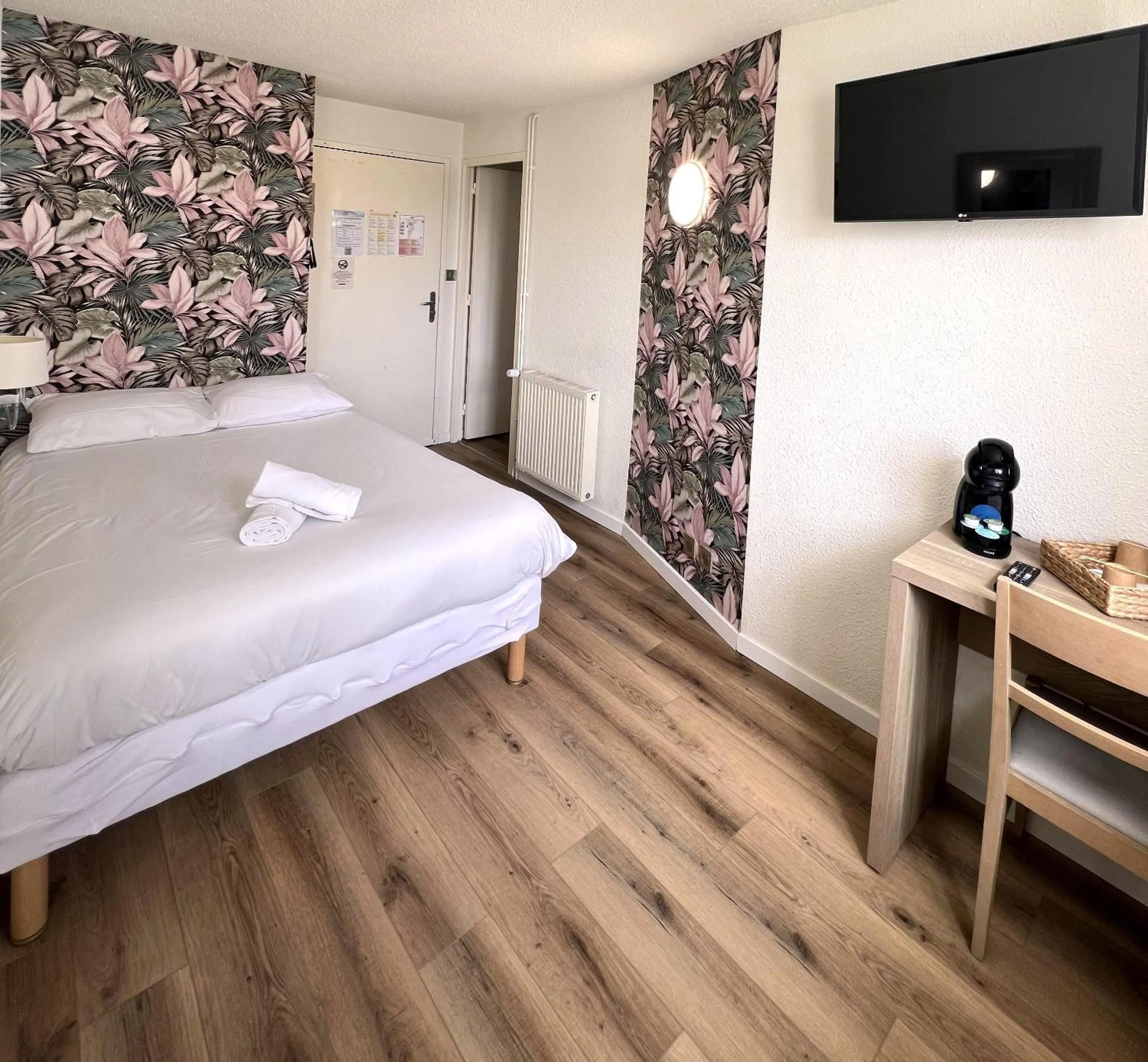 Bedroom, Bed in Couett'Hôtel Brest Port de plaisance, Les pieds dans l'eau