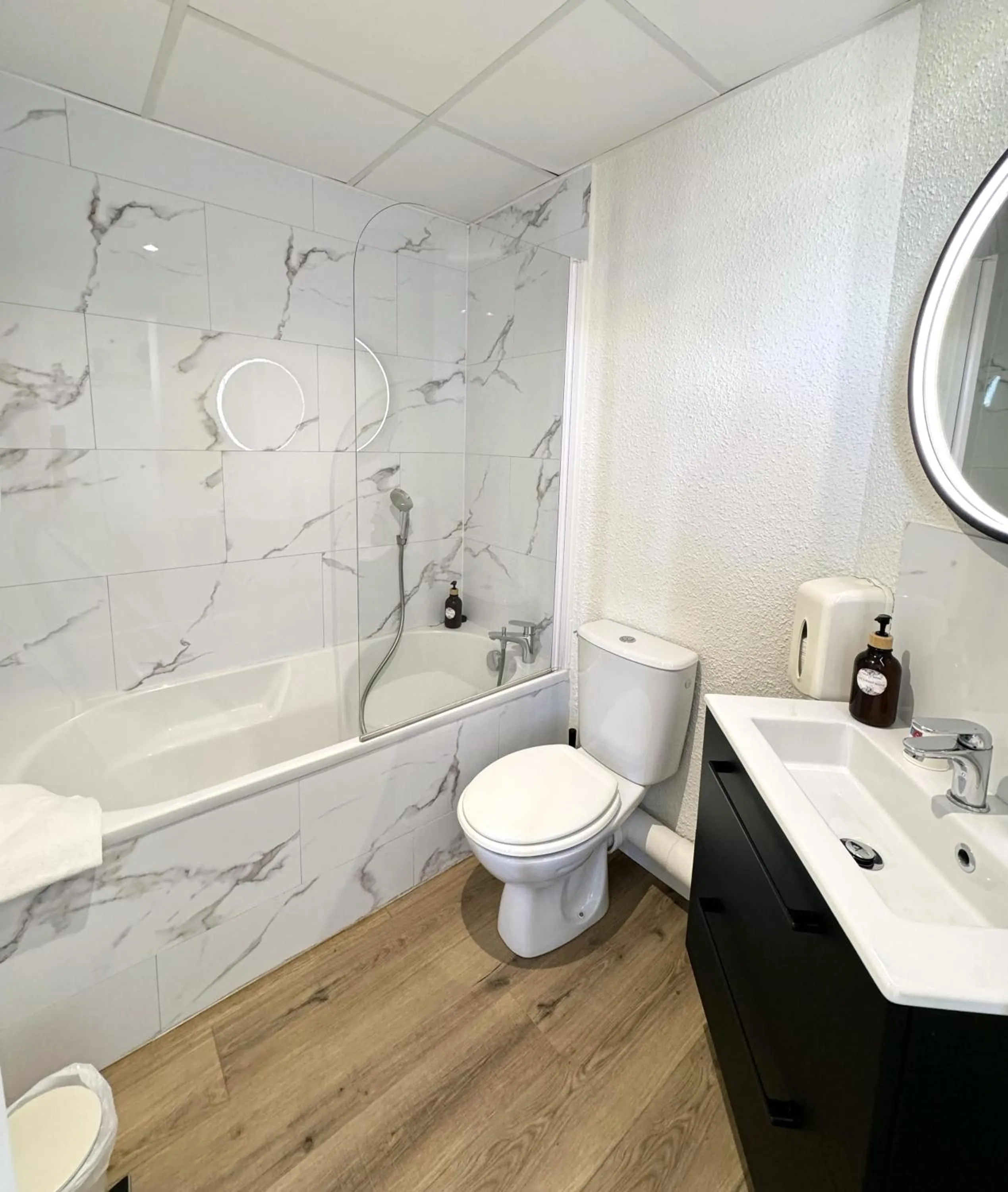 Bathroom in Couett'Hôtel Brest Port de plaisance, Les pieds dans l'eau