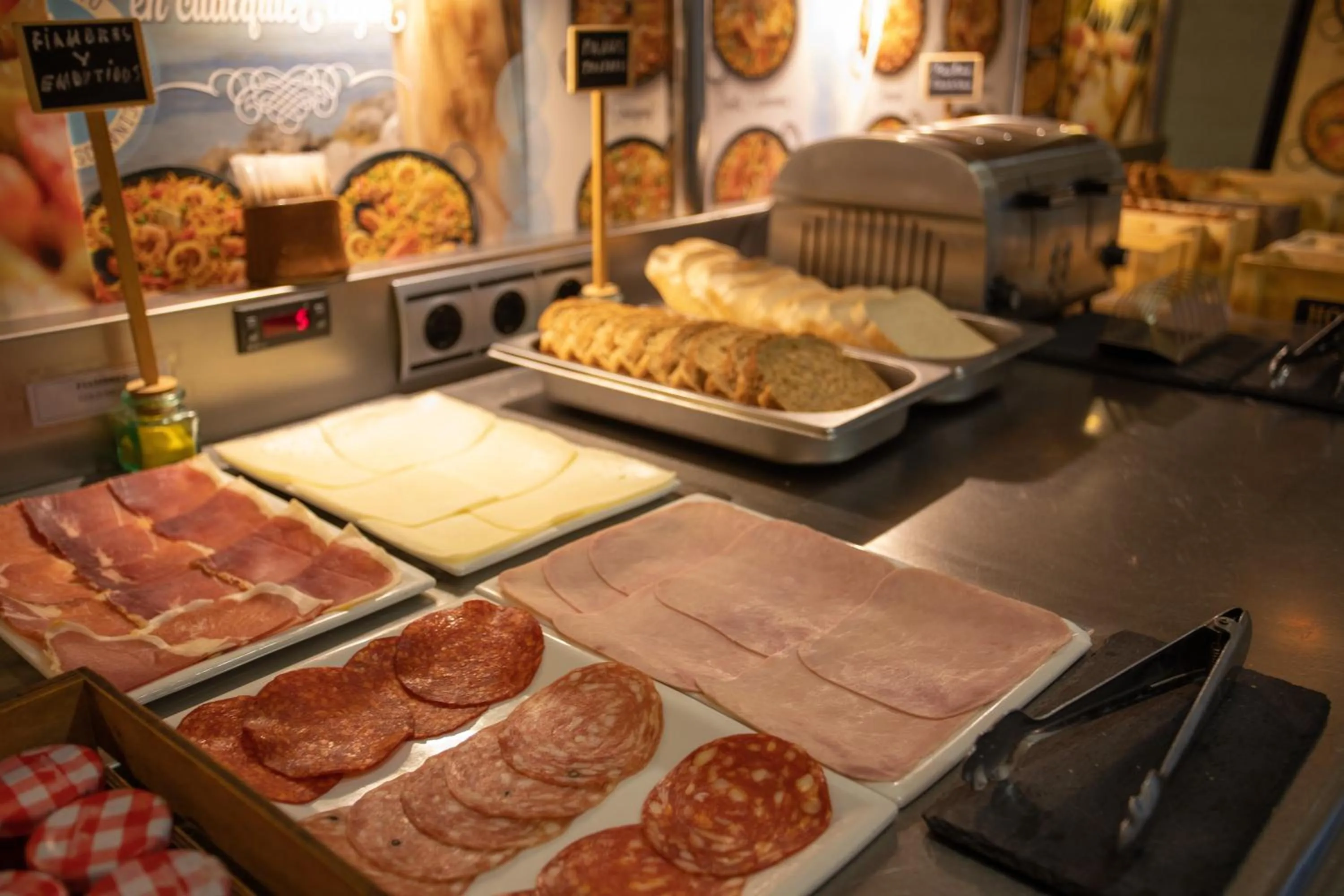 Buffet breakfast in Hotel LB Villa De Cuenca