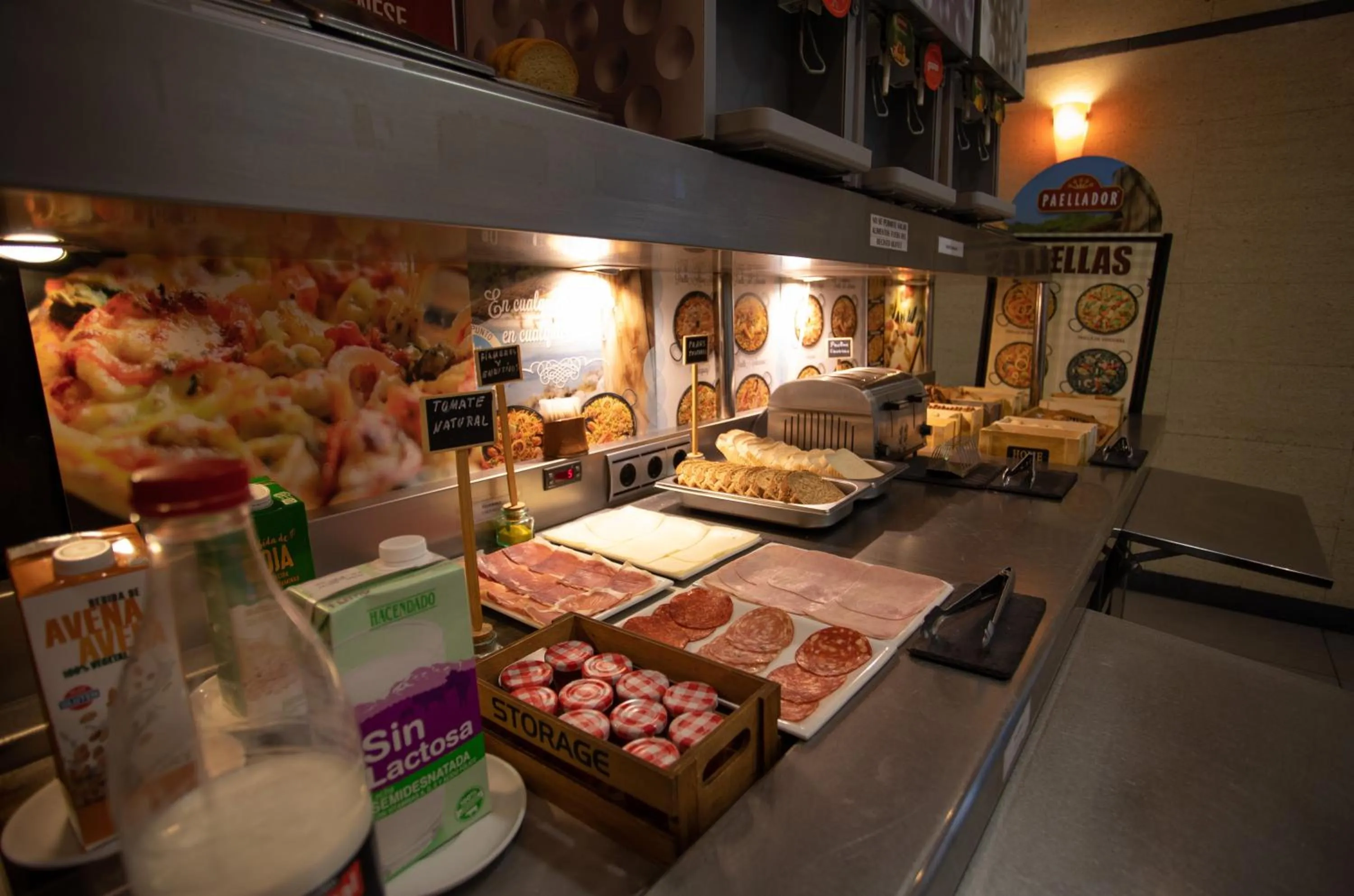 Buffet breakfast in Hotel LB Villa De Cuenca