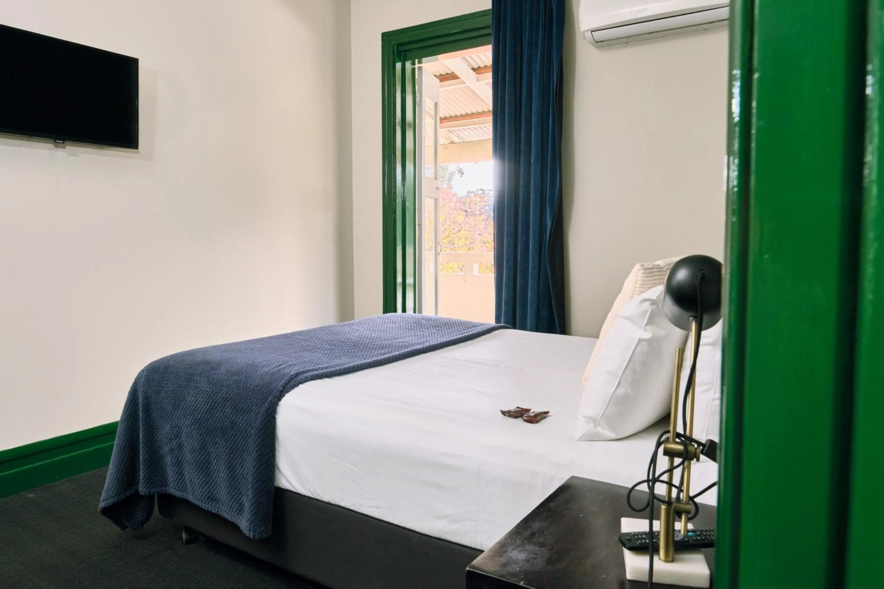 TV and multimedia, Bed in The Stirling Arms Hotel