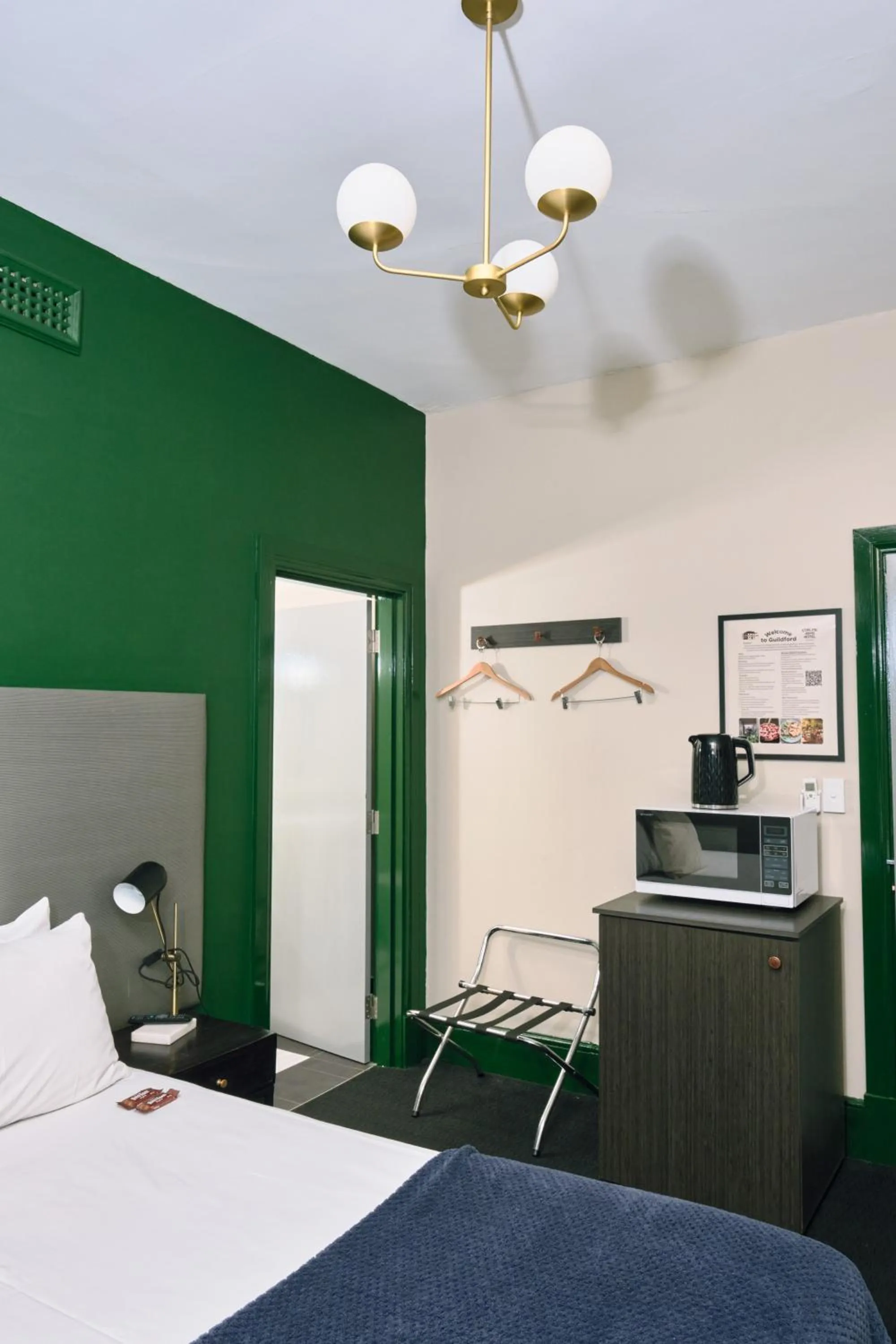 Bedroom, Bed in The Stirling Arms Hotel