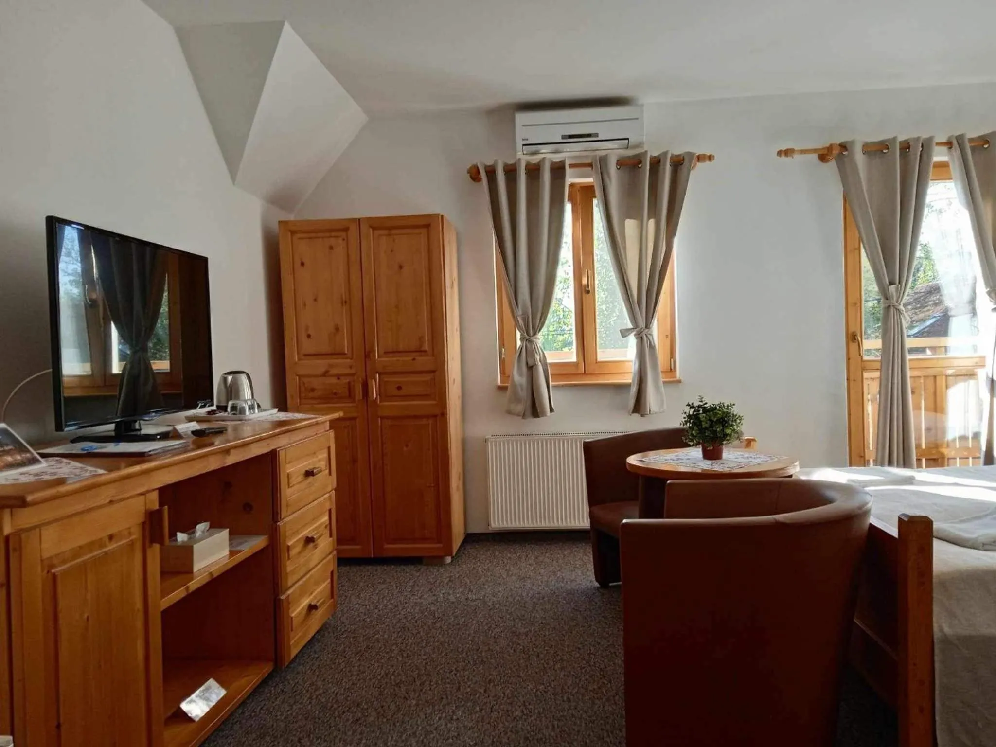 Restaurant/places to eat, Bed in Hotel Koliba