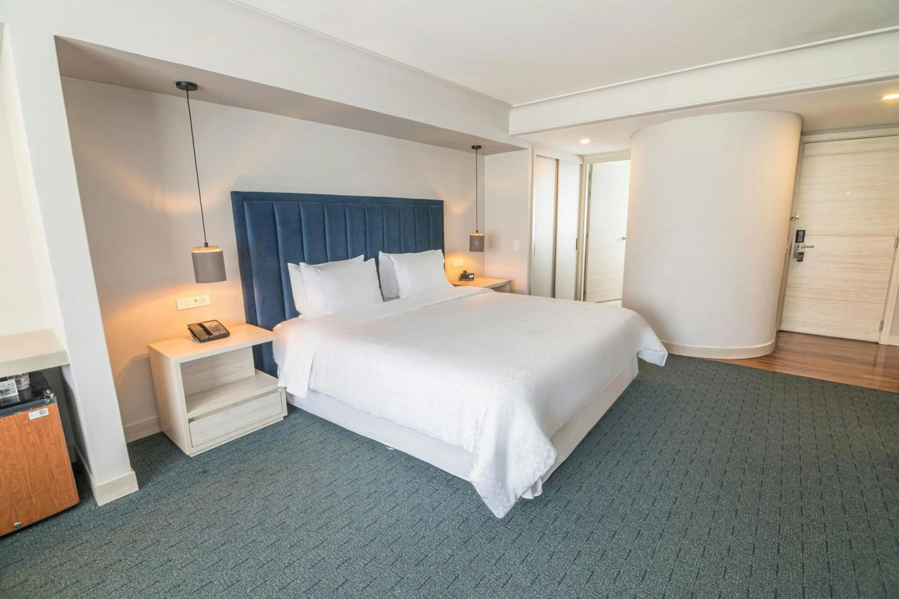 Photo of the whole room, Bed in Four Points by Sheraton Medellín