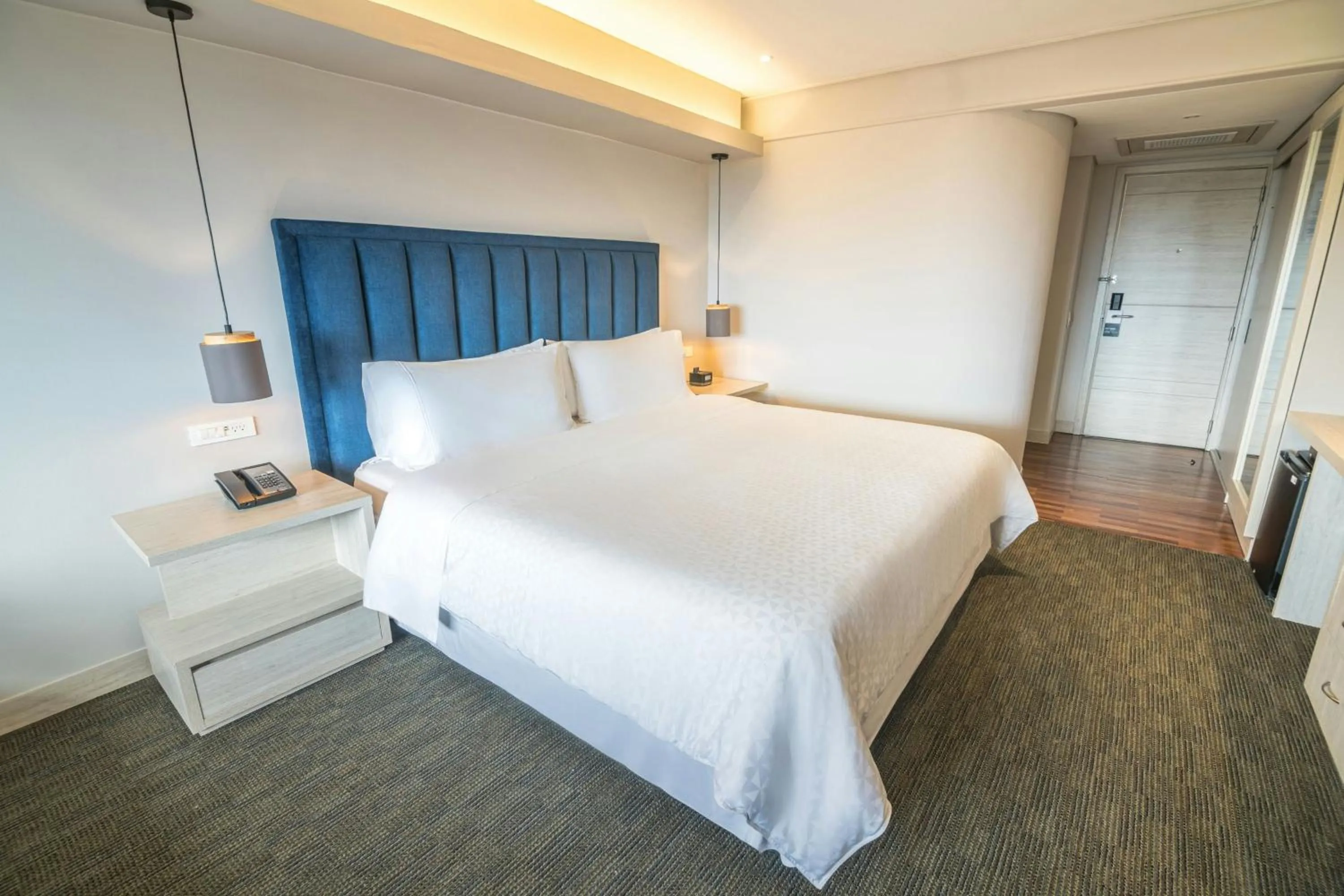 Photo of the whole room, Bed in Four Points by Sheraton Medellín