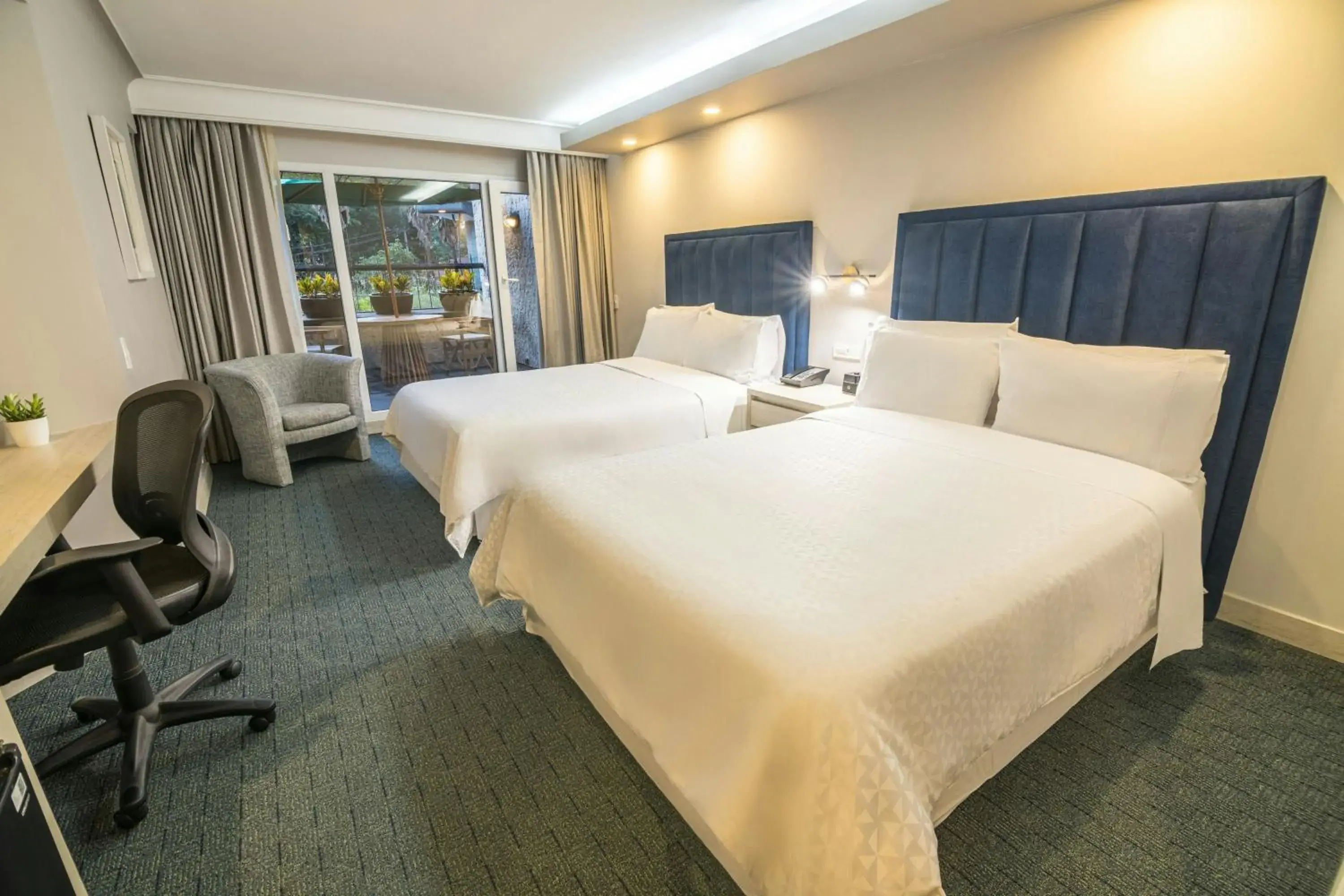 Photo of the whole room, Bed in Four Points by Sheraton Medellín Photo of the whole room, Bed in Four Points by Sheraton Medellín