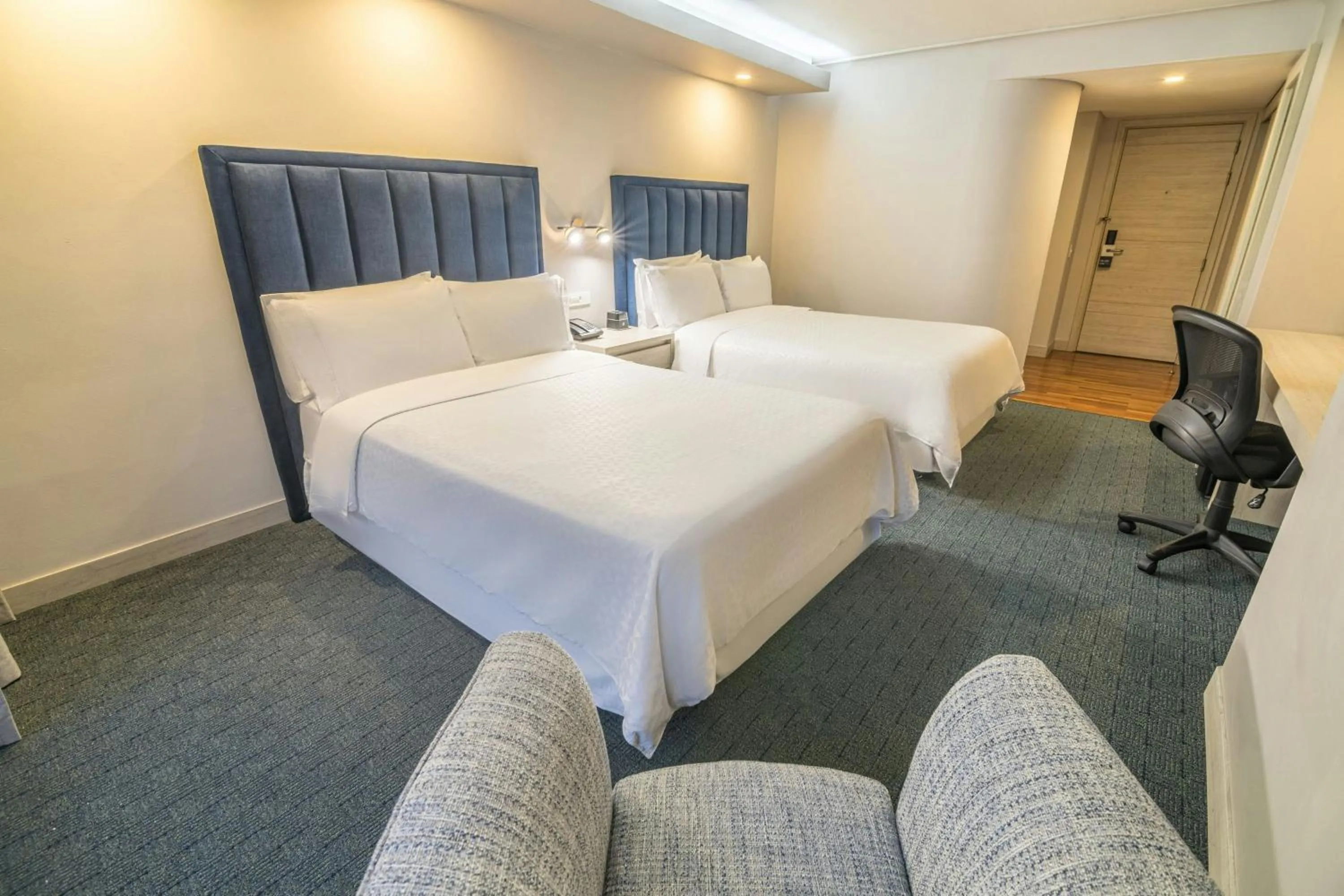 Photo of the whole room, Bed in Four Points by Sheraton Medellín