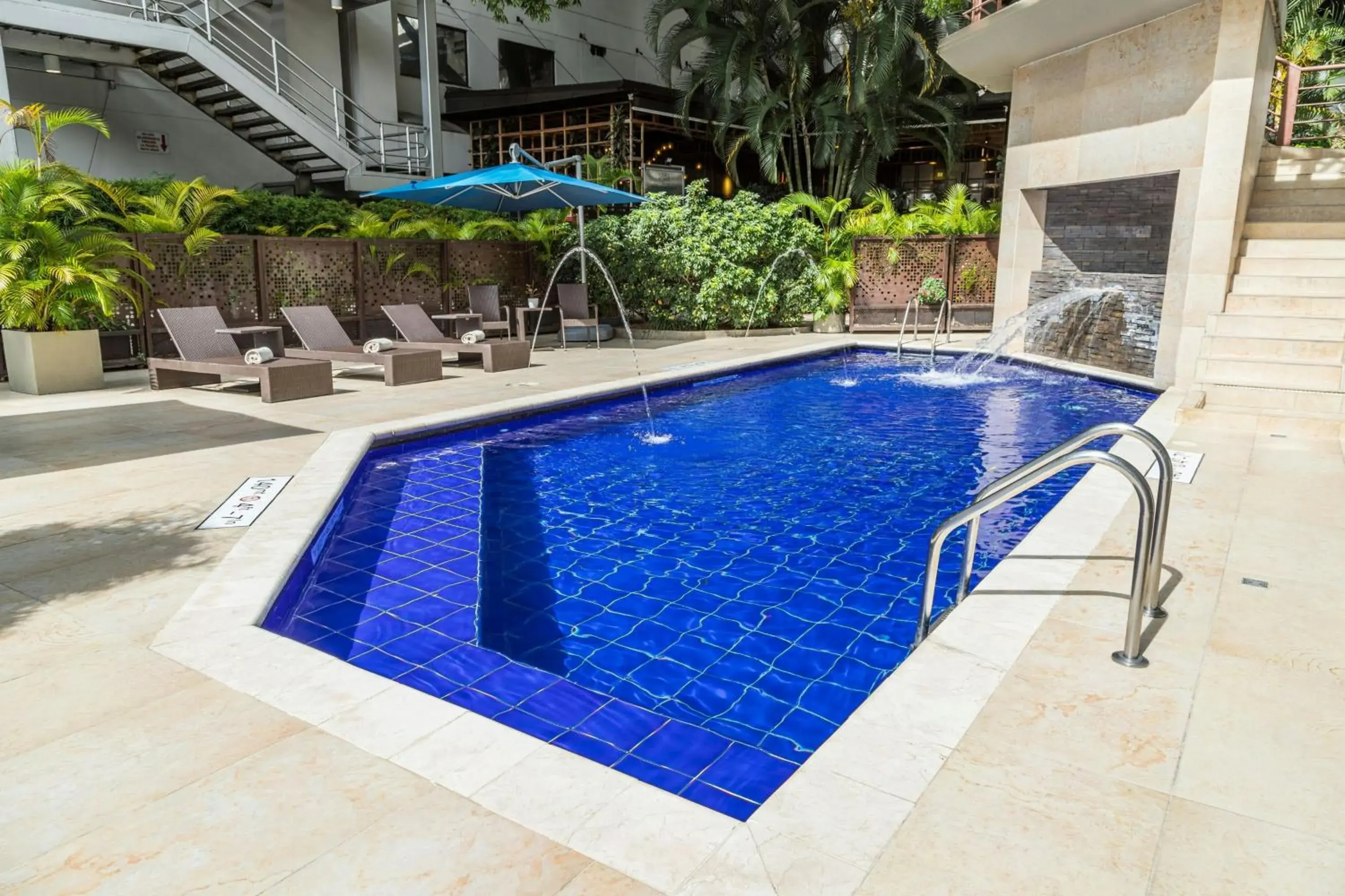 Swimming pool in Four Points by Sheraton Medellín Swimming pool in Four Points by Sheraton Medellín