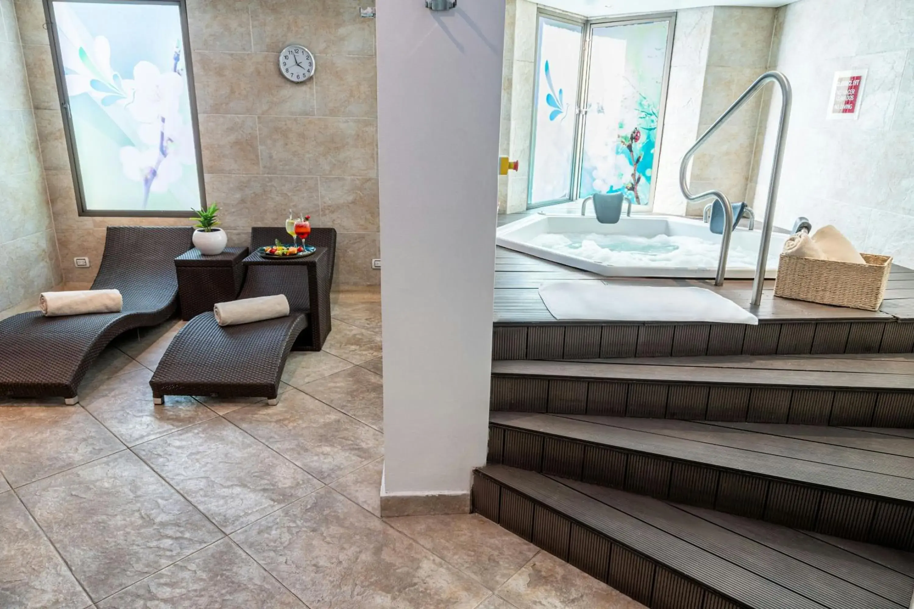 Swimming pool in Four Points by Sheraton Medellín Swimming pool in Four Points by Sheraton Medellín