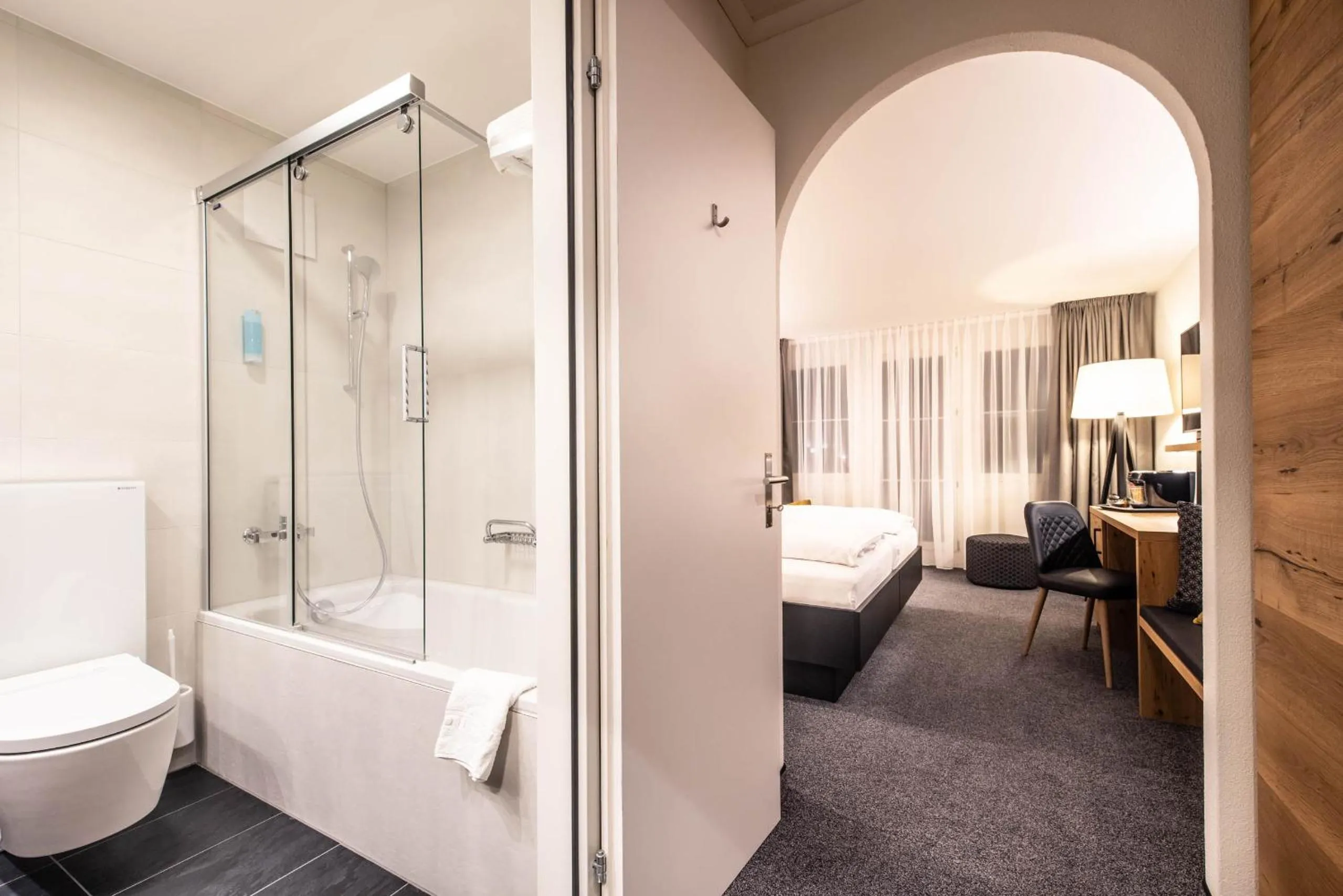 Shower, Bed in Alpenhotel Schlüssel