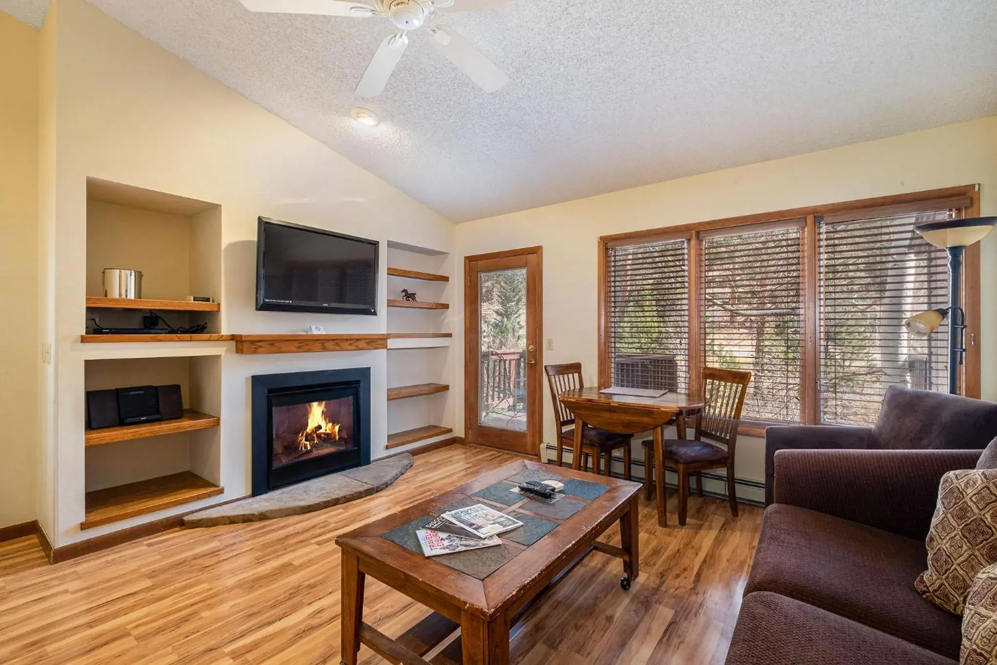 One-Bedroom Suite with Kitchenette with Stove - Upper Floor in Boulder Brook on Fall River One-Bedroom Suite with Kitchenette with Stove - Upper Floor in Boulder Brook on Fall River