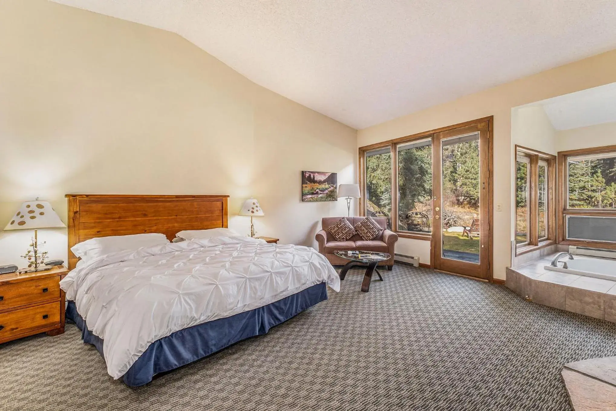 Suite with Spa Bath and Kitchenette in Boulder Brook on Fall River Suite with Spa Bath and Kitchenette in Boulder Brook on Fall River