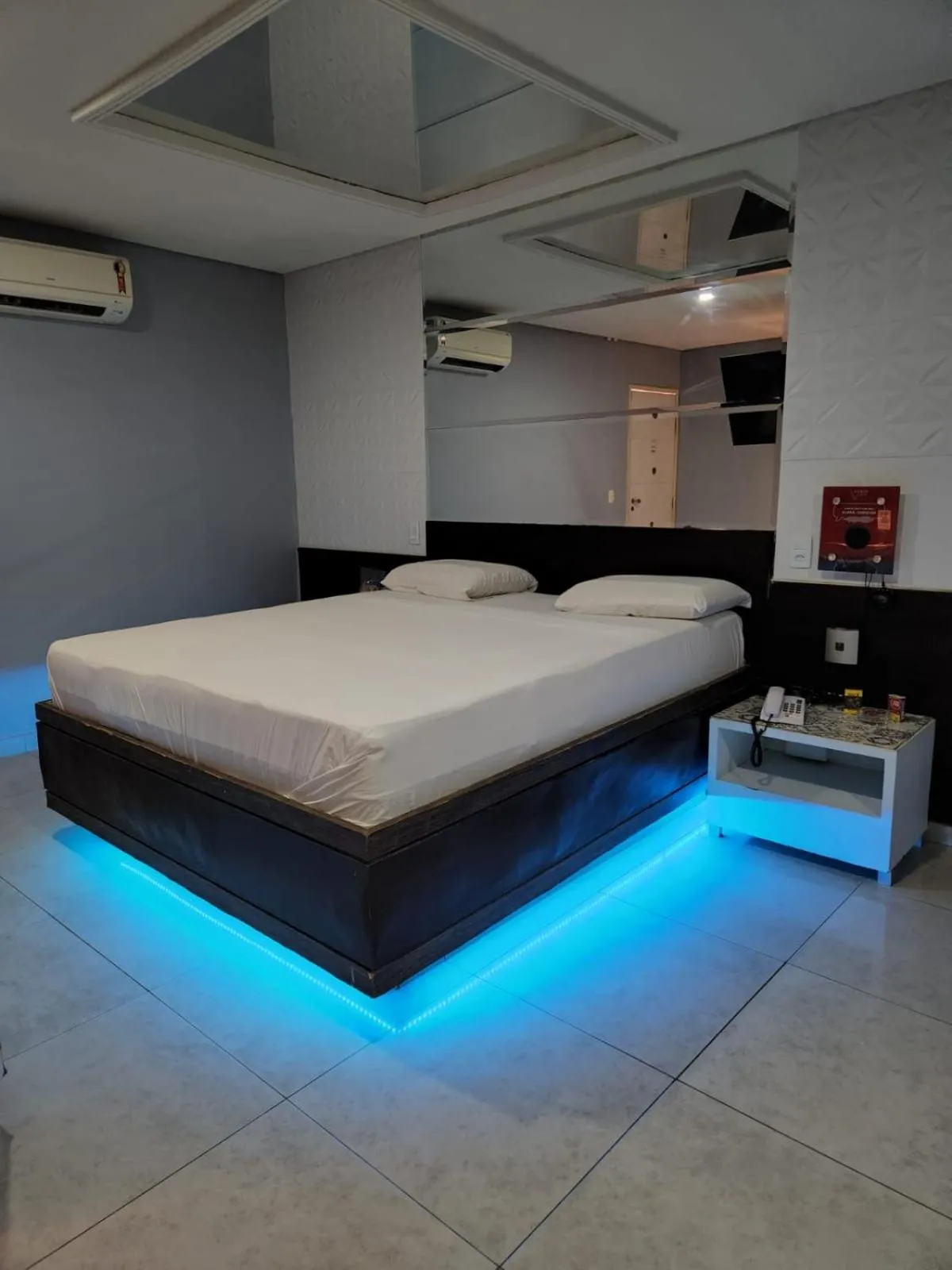 Bed in Status Motel Perimetral Adults Only