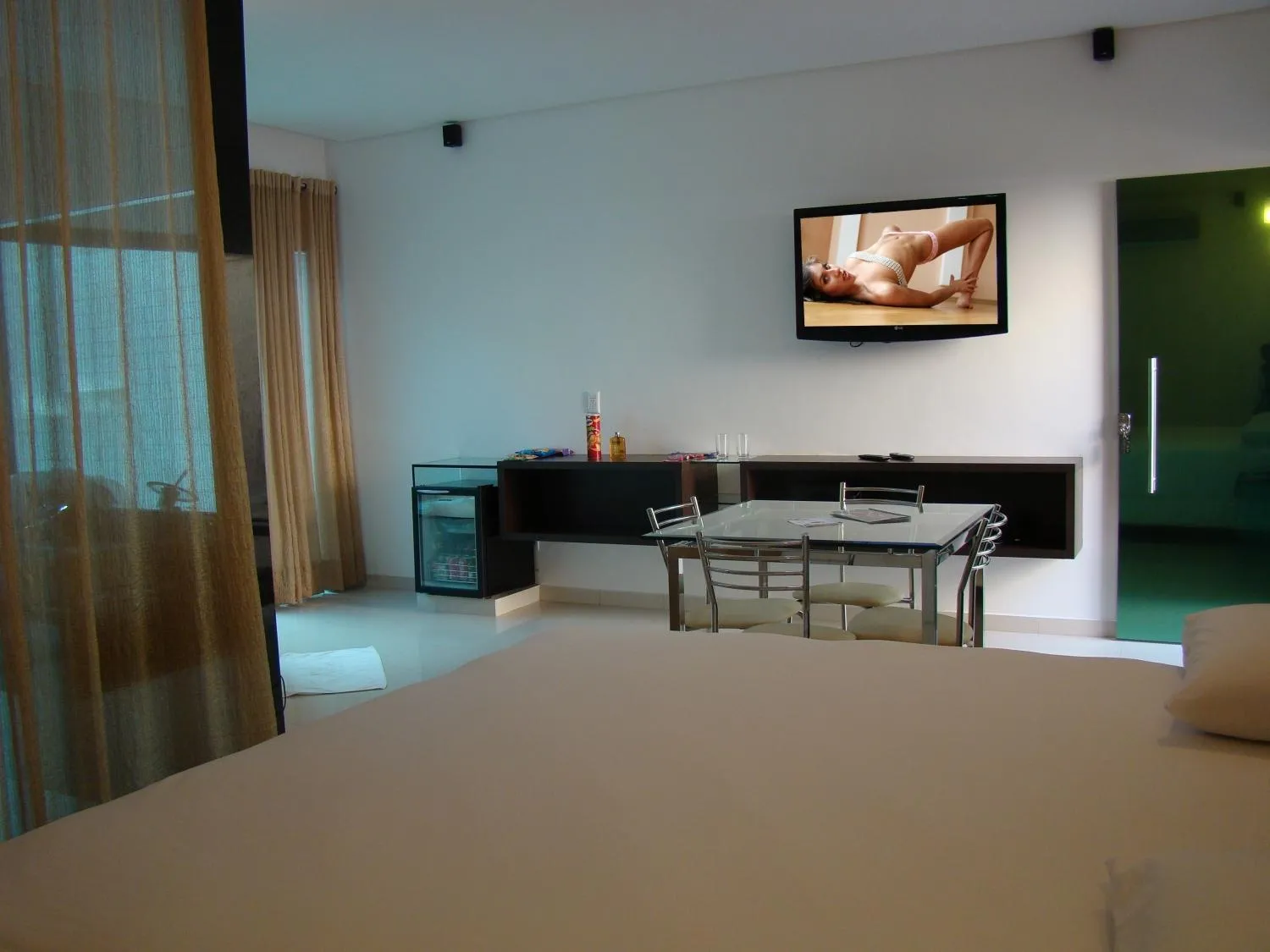 Bed in Status Motel Perimetral Adults Only