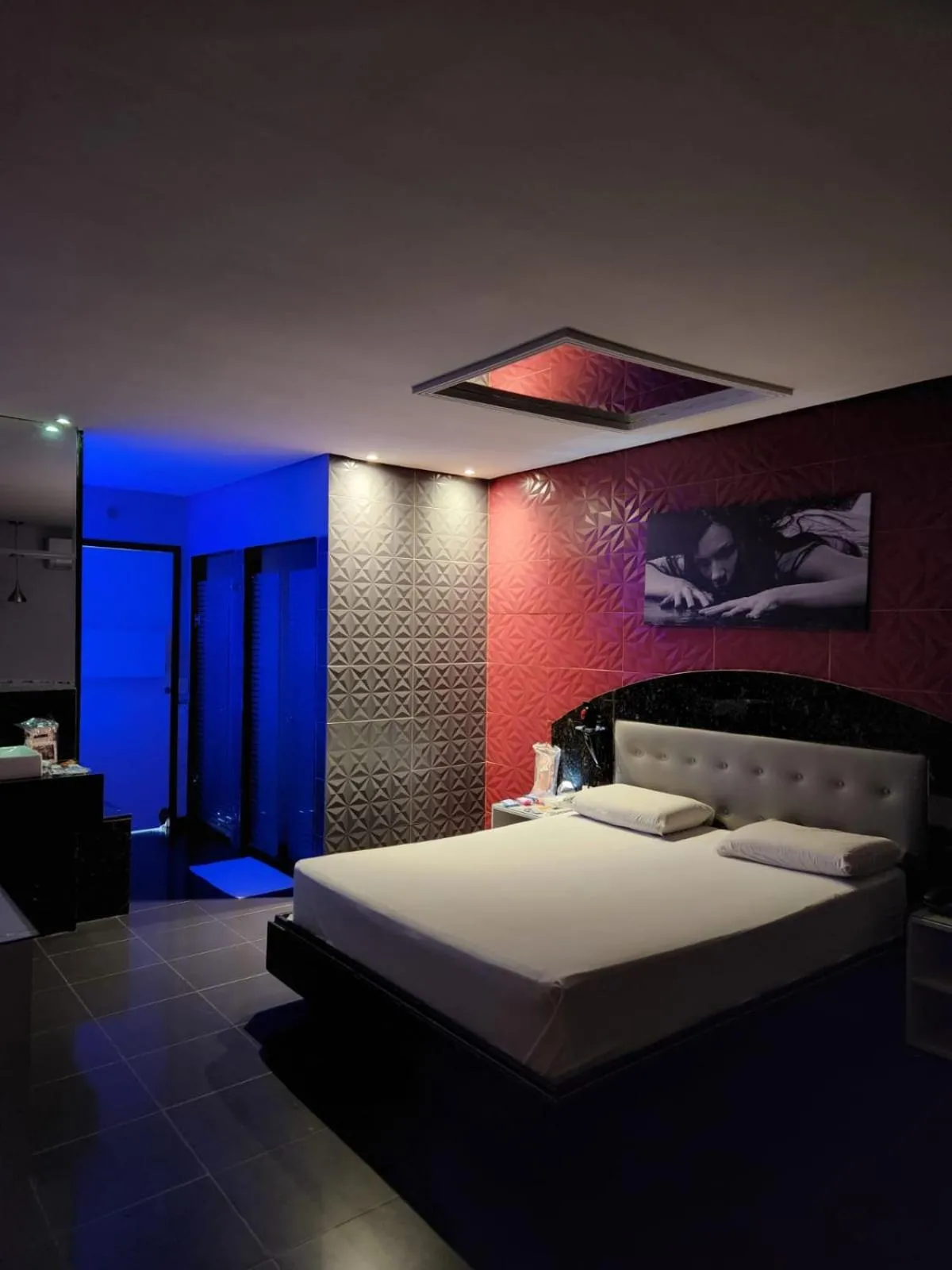 Bed in Status Motel Perimetral Adults Only