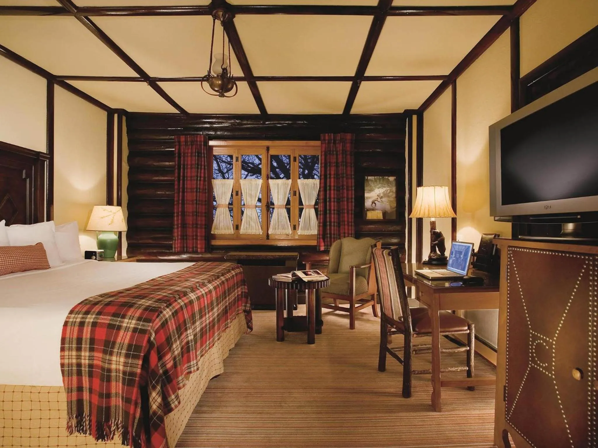 Bedroom, Bed in Fairmont Le Chateau Montebello