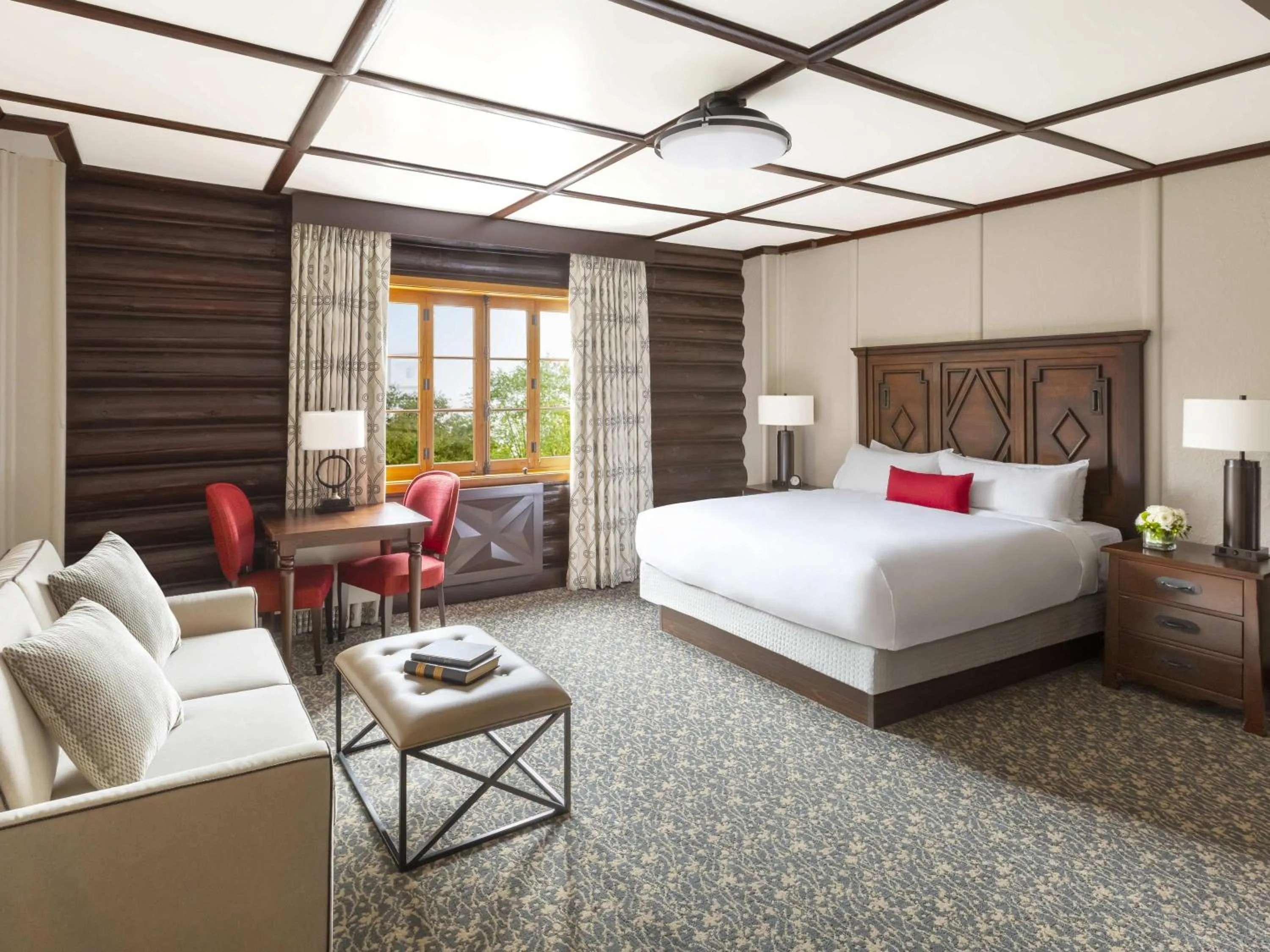 Bedroom, Bed in Fairmont Le Chateau Montebello