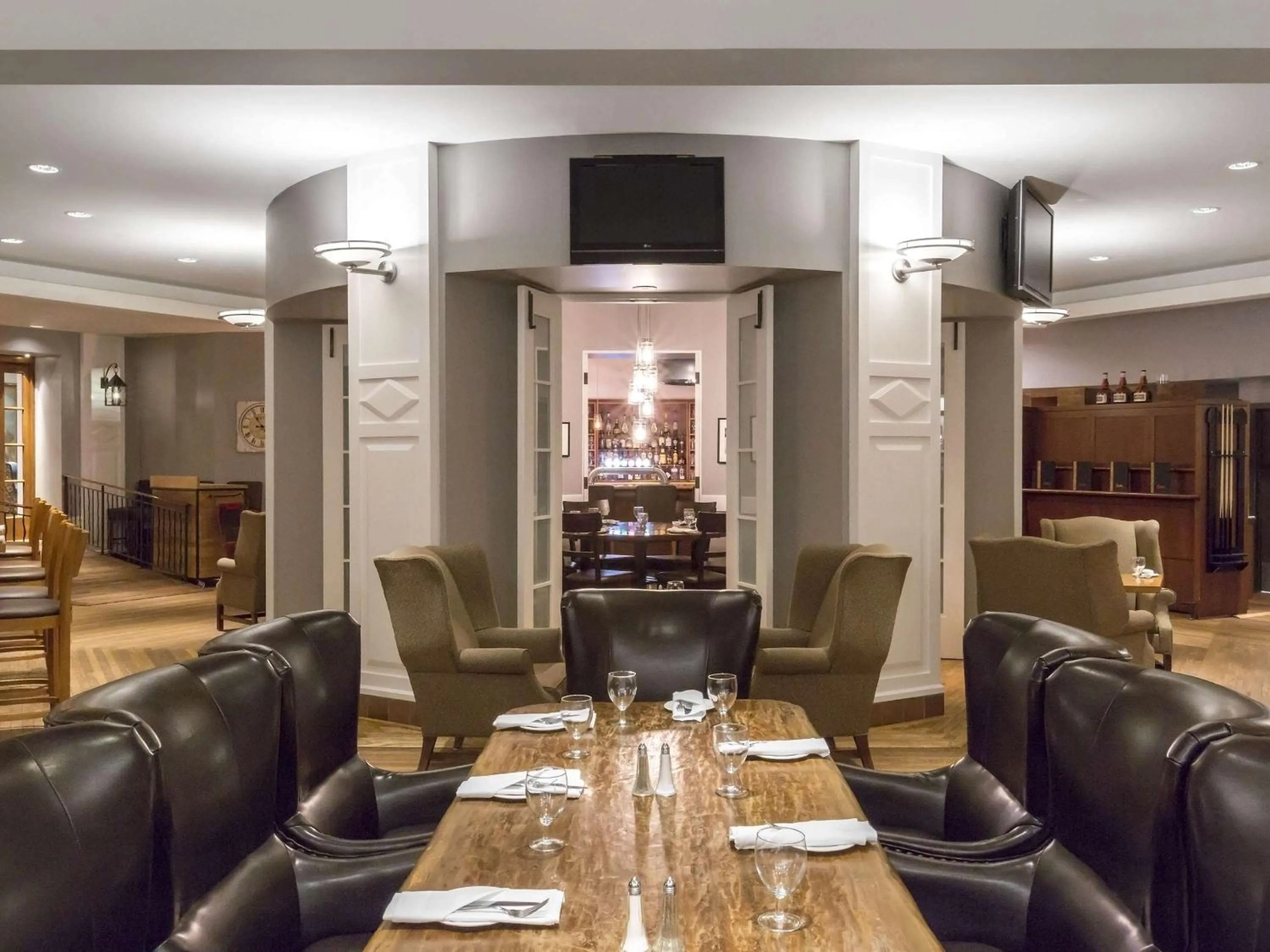 Lounge or bar in Fairmont Le Chateau Montebello