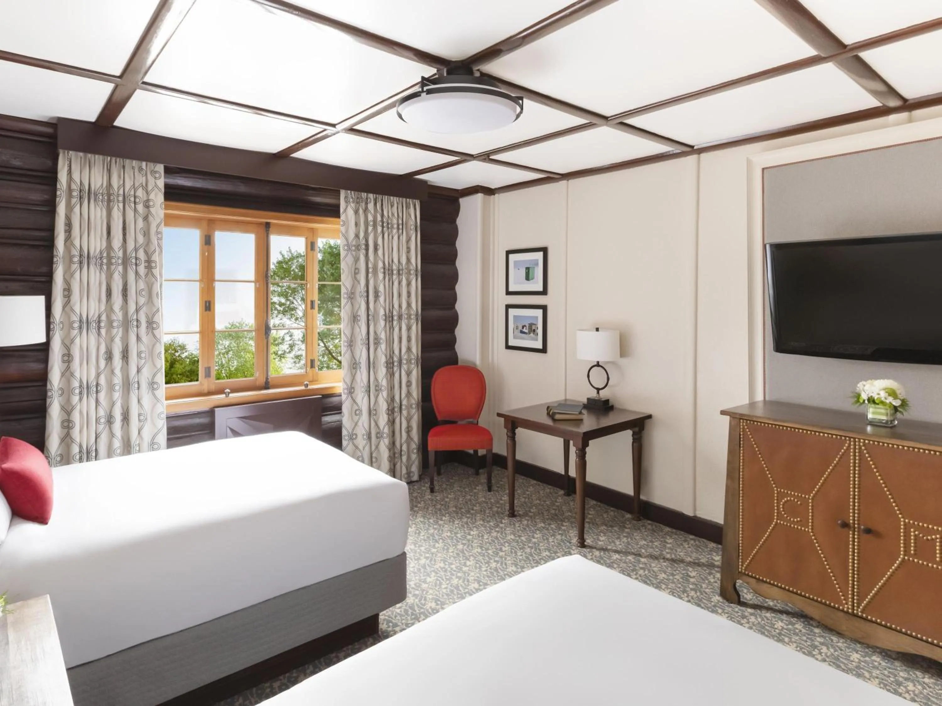 Bedroom, Bed in Fairmont Le Chateau Montebello