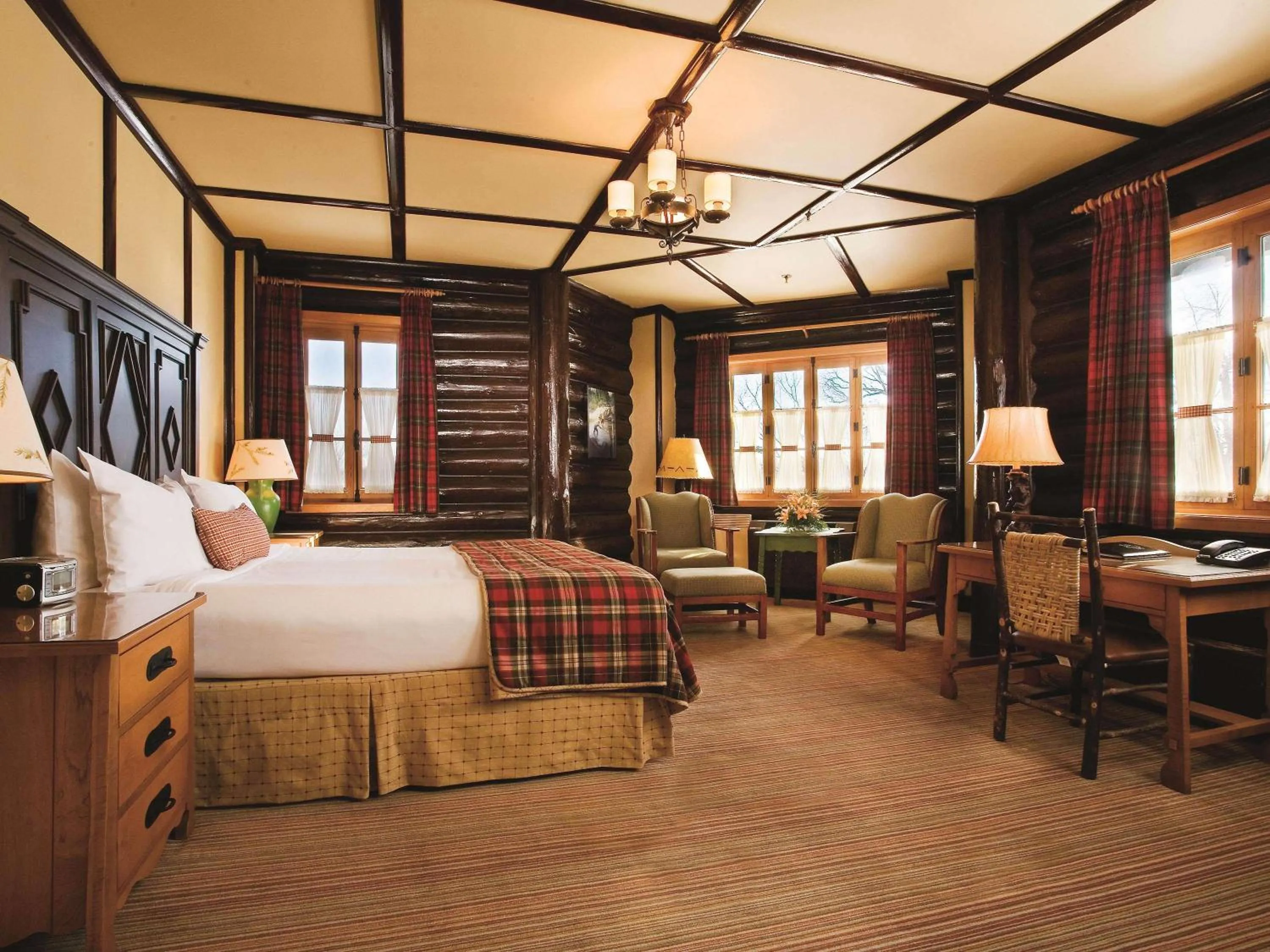 Photo of the whole room, Bed in Fairmont Le Chateau Montebello