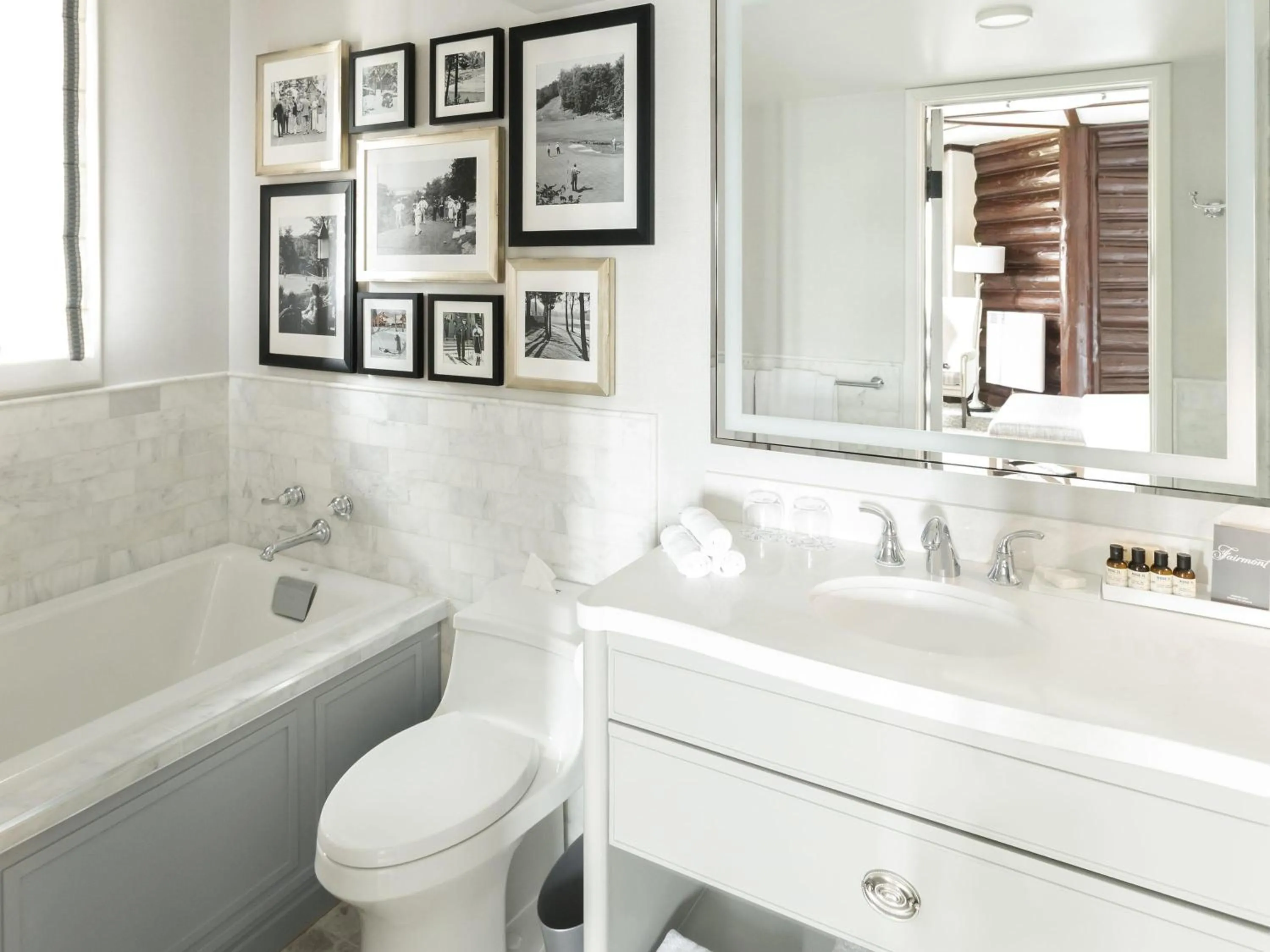 Bedroom in Fairmont Le Chateau Montebello