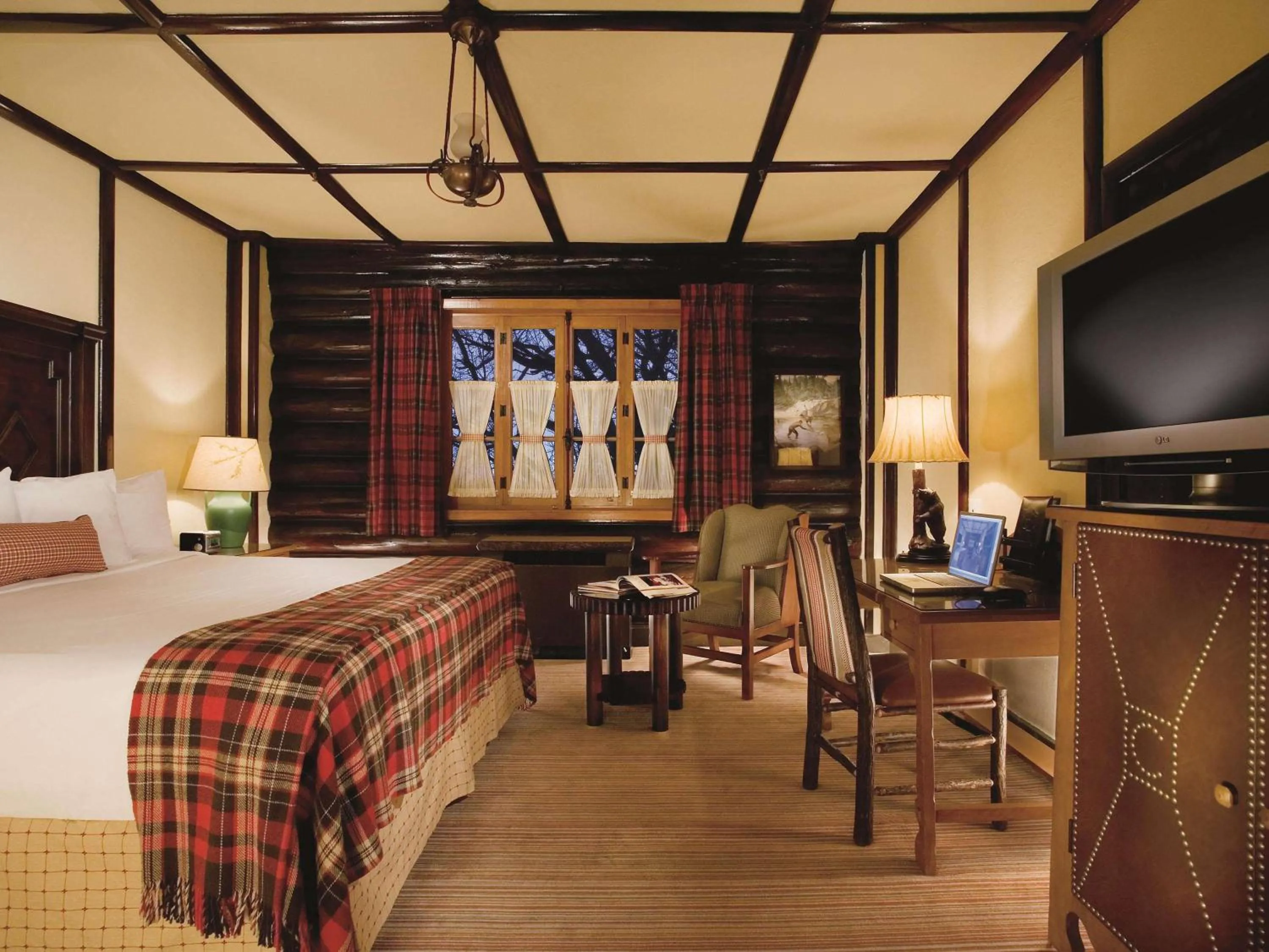 Photo of the whole room, Bed in Fairmont Le Chateau Montebello