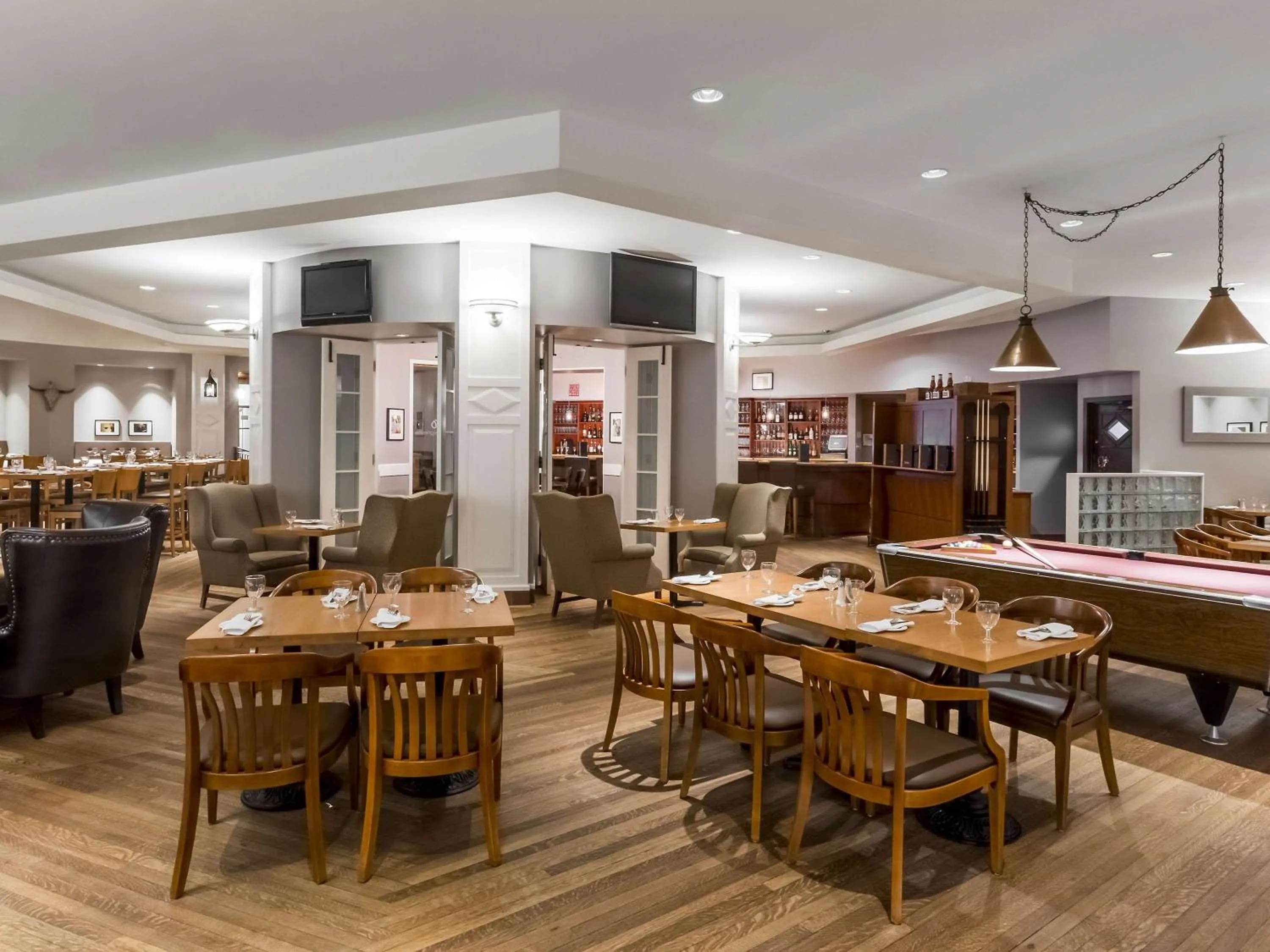 Lounge or bar in Fairmont Le Chateau Montebello