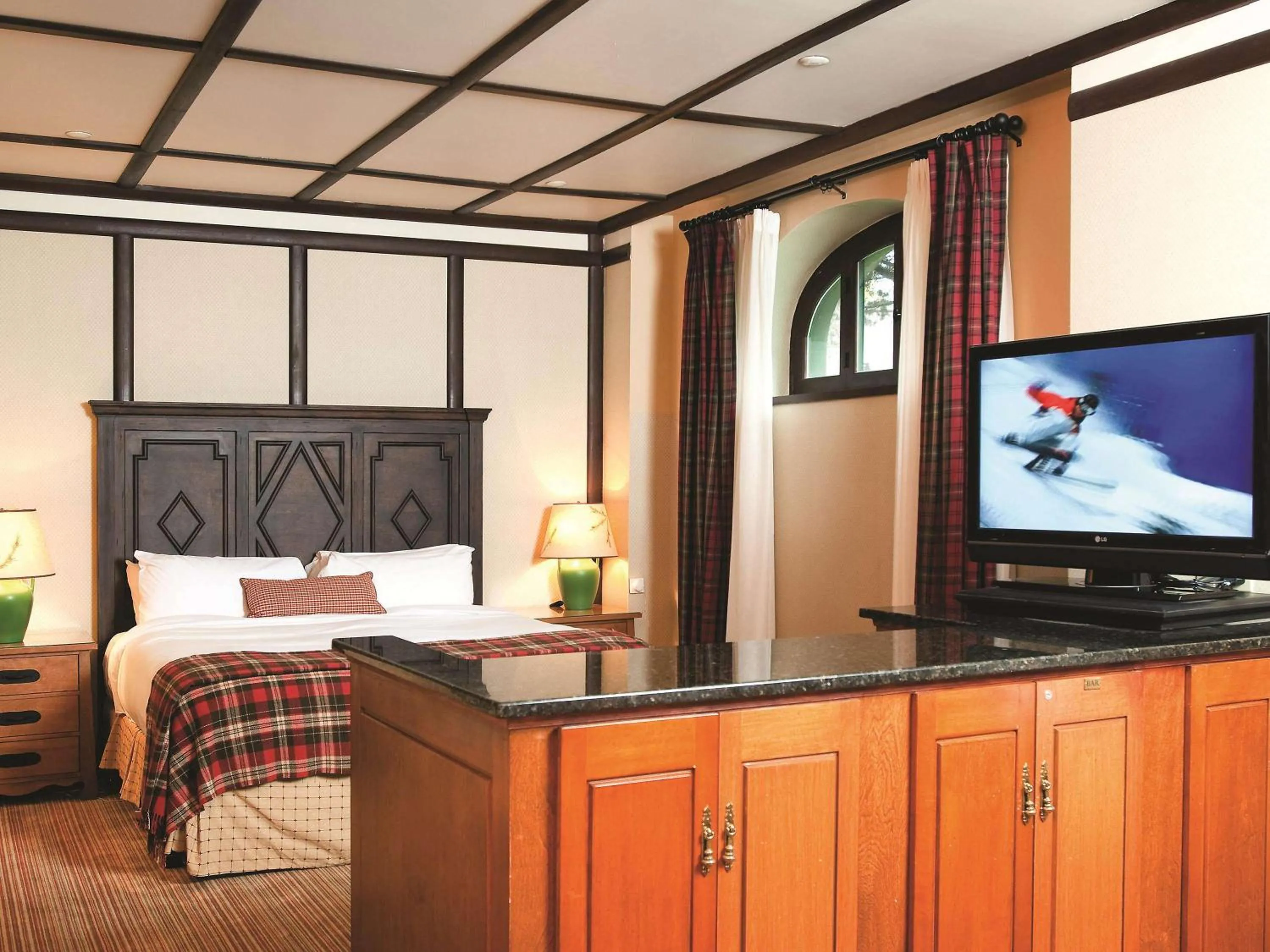 Photo of the whole room, Bed in Fairmont Le Chateau Montebello