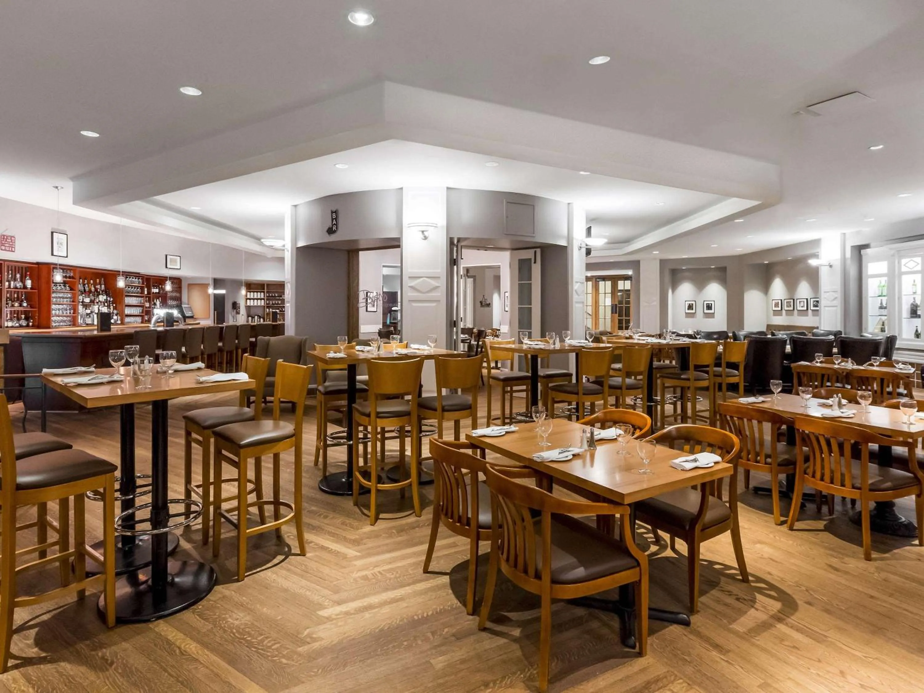 Lounge or bar in Fairmont Le Chateau Montebello