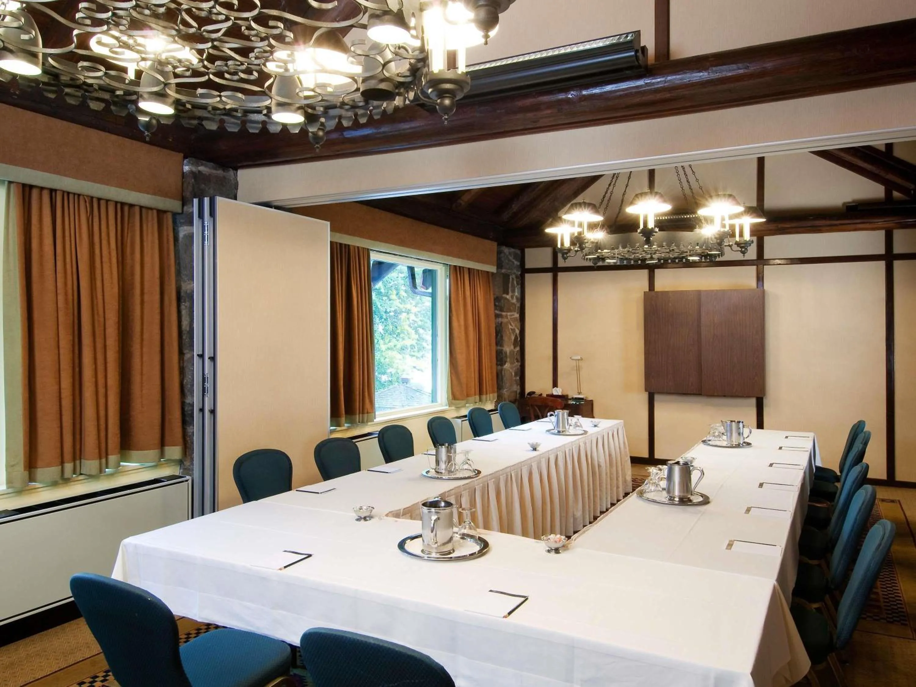 Meeting/conference room in Fairmont Le Chateau Montebello