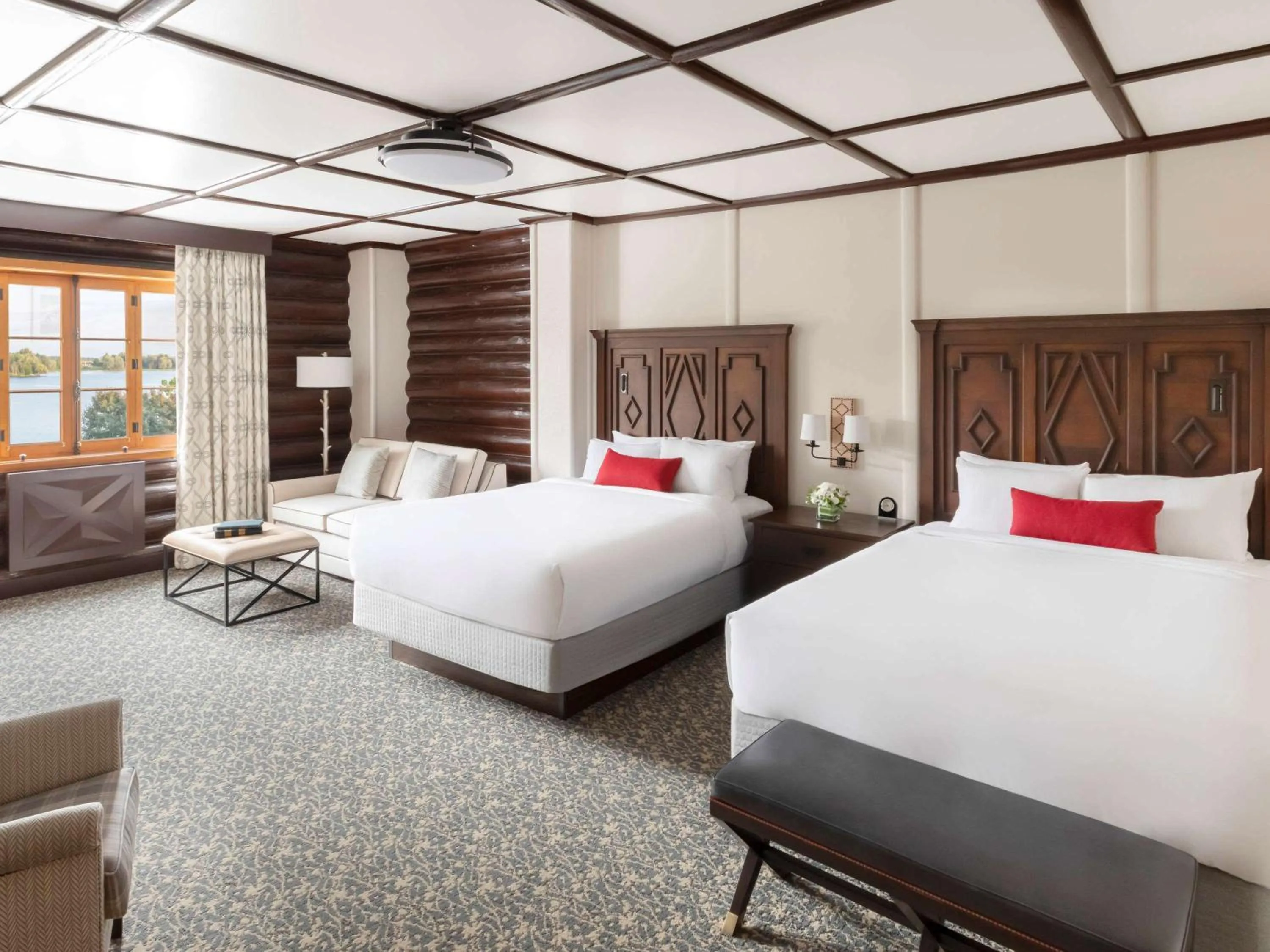 Photo of the whole room, Bed in Fairmont Le Chateau Montebello