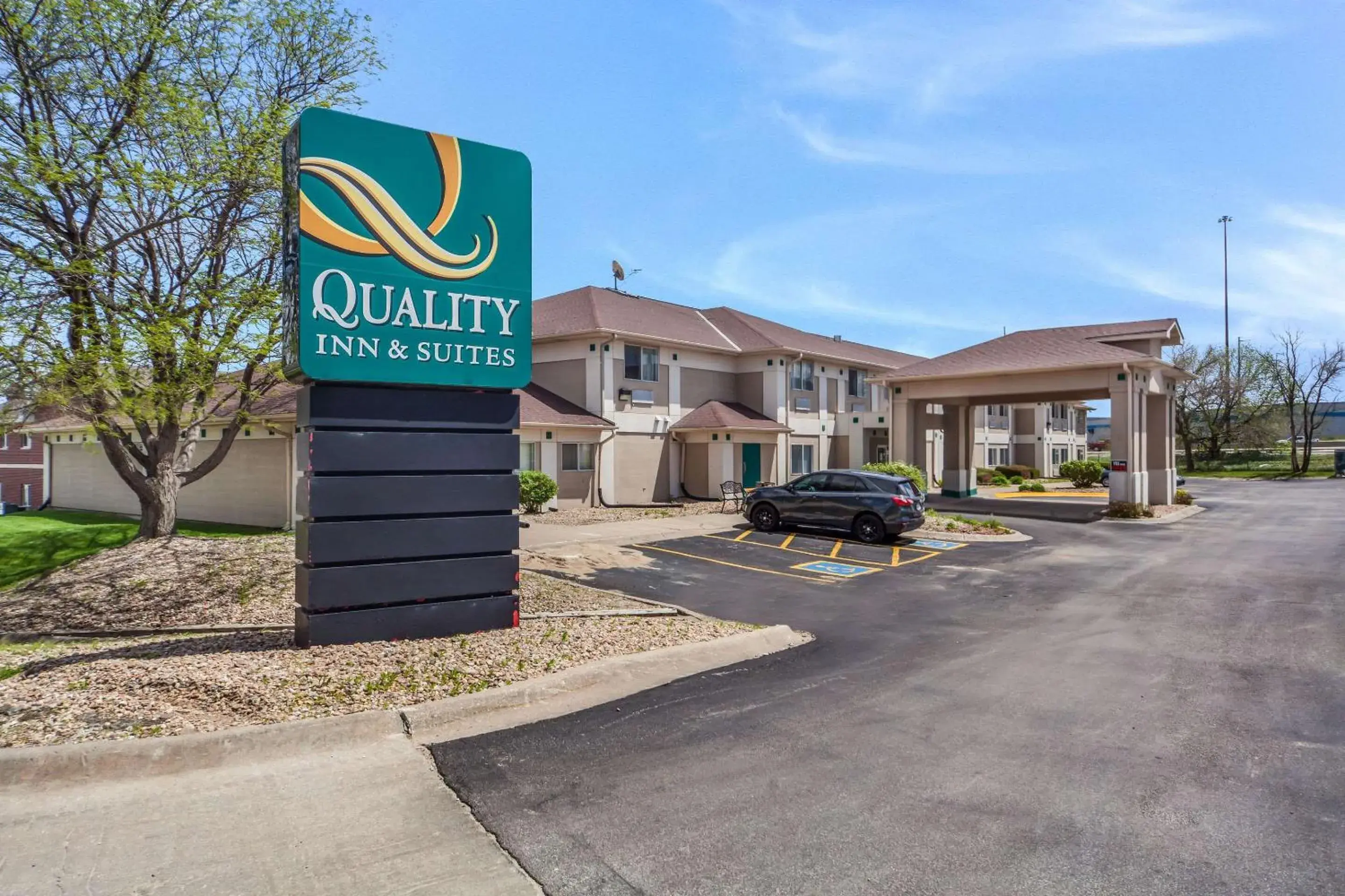 Property building in Quality Inn & Suites Omaha Chalco Property building in Quality Inn & Suites Omaha Chalco