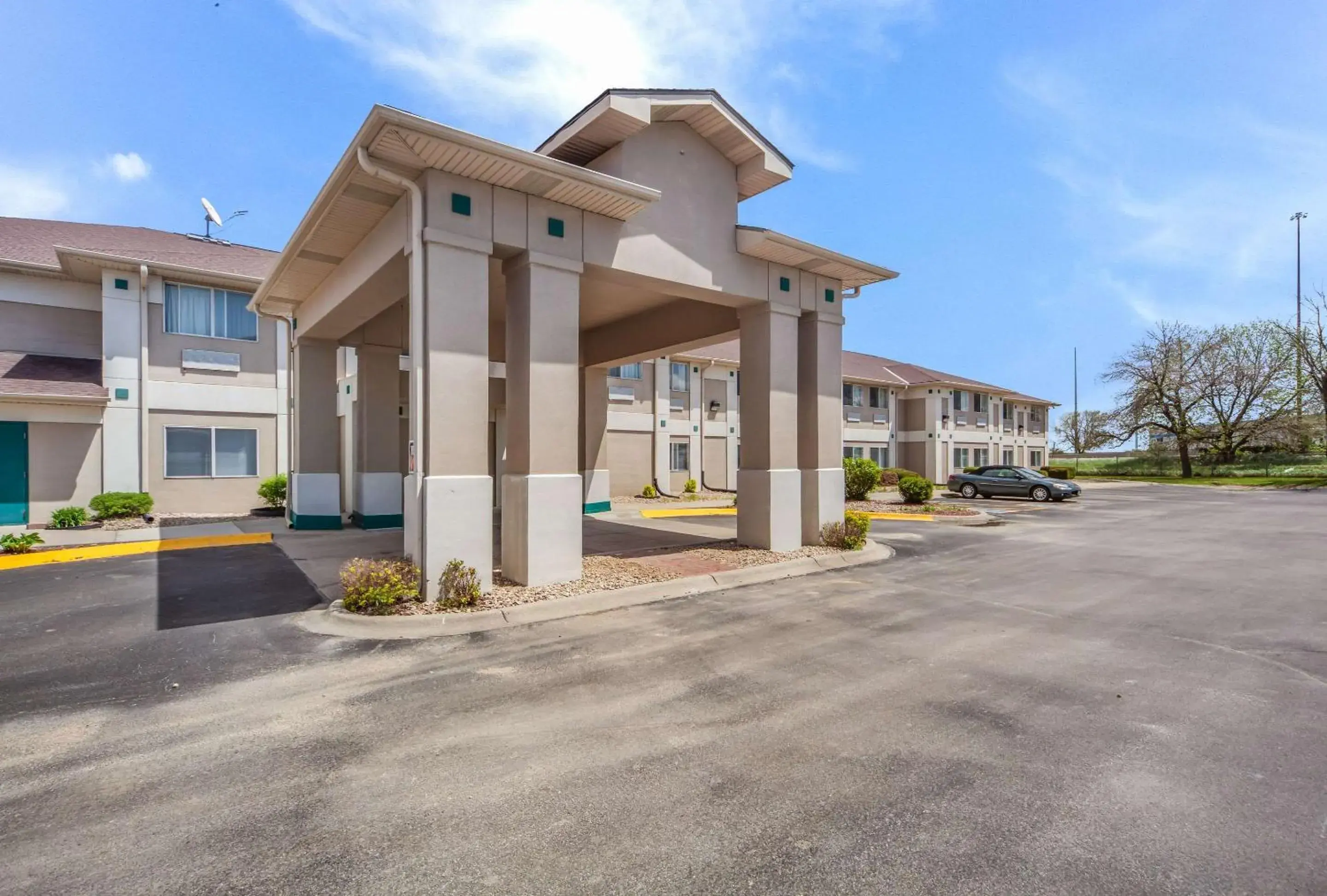 Property building in Quality Inn & Suites Omaha Chalco Property building in Quality Inn & Suites Omaha Chalco
