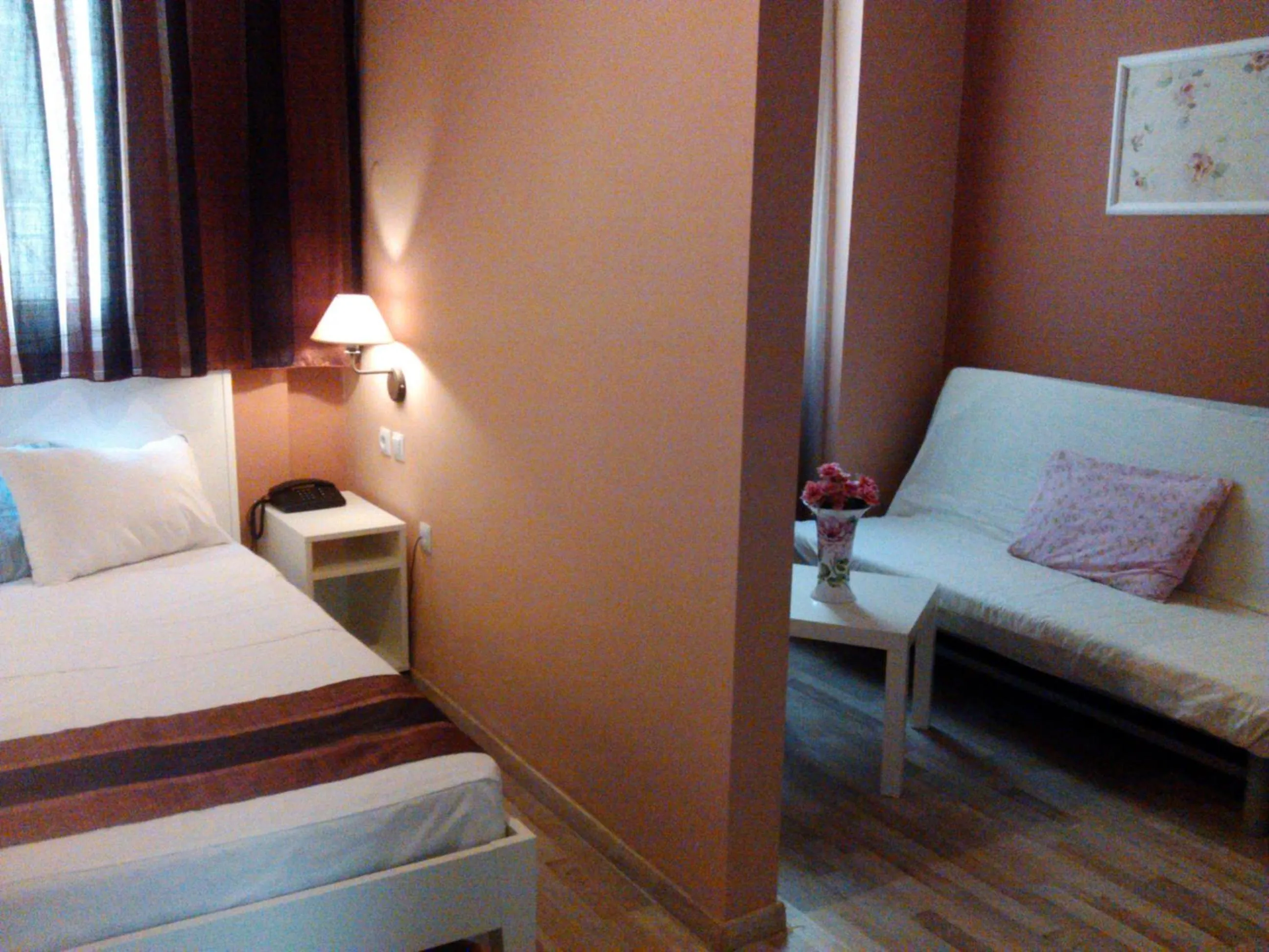 Photo of the whole room in Atlantis