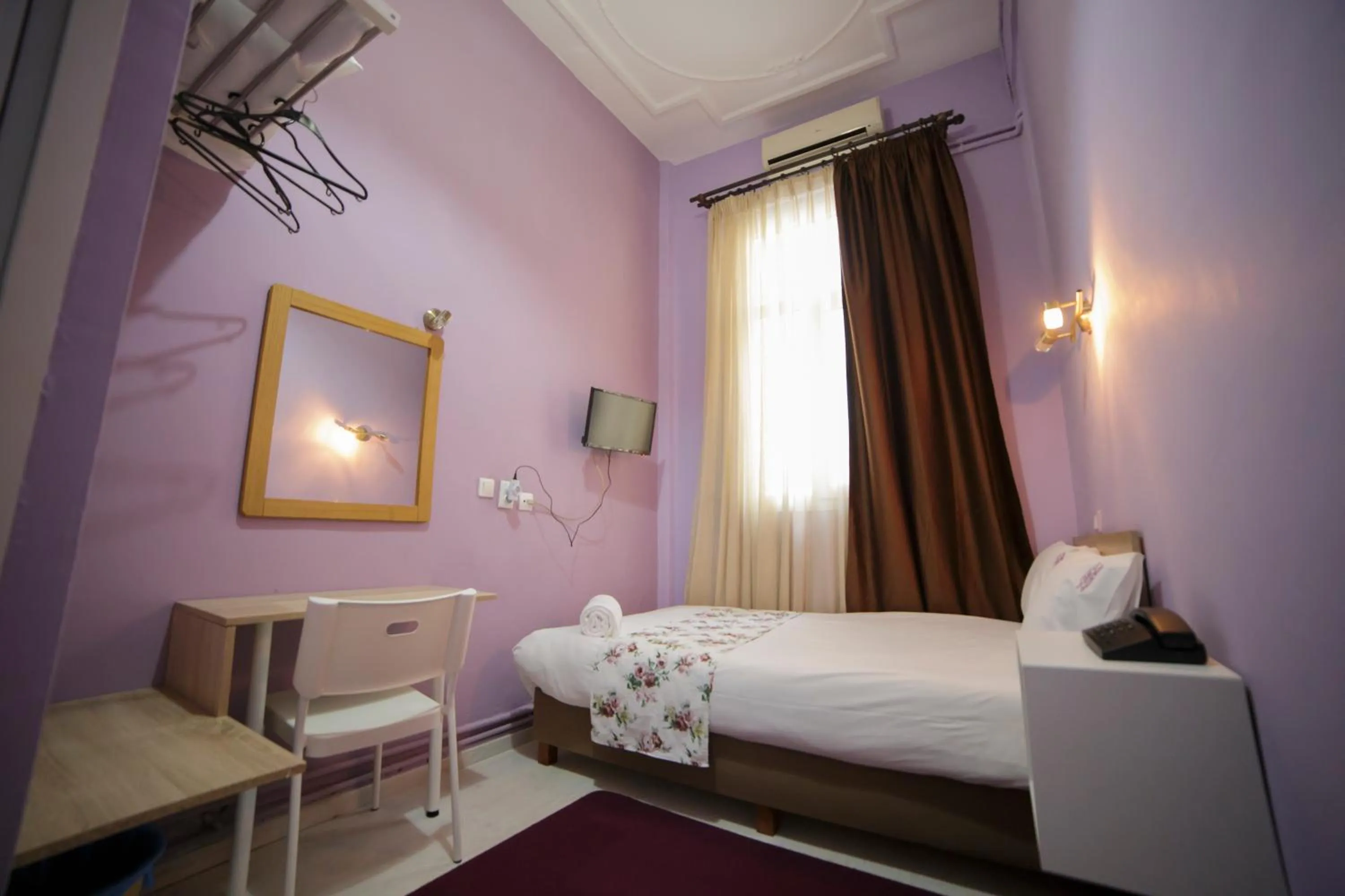 Photo of the whole room in Atlantis