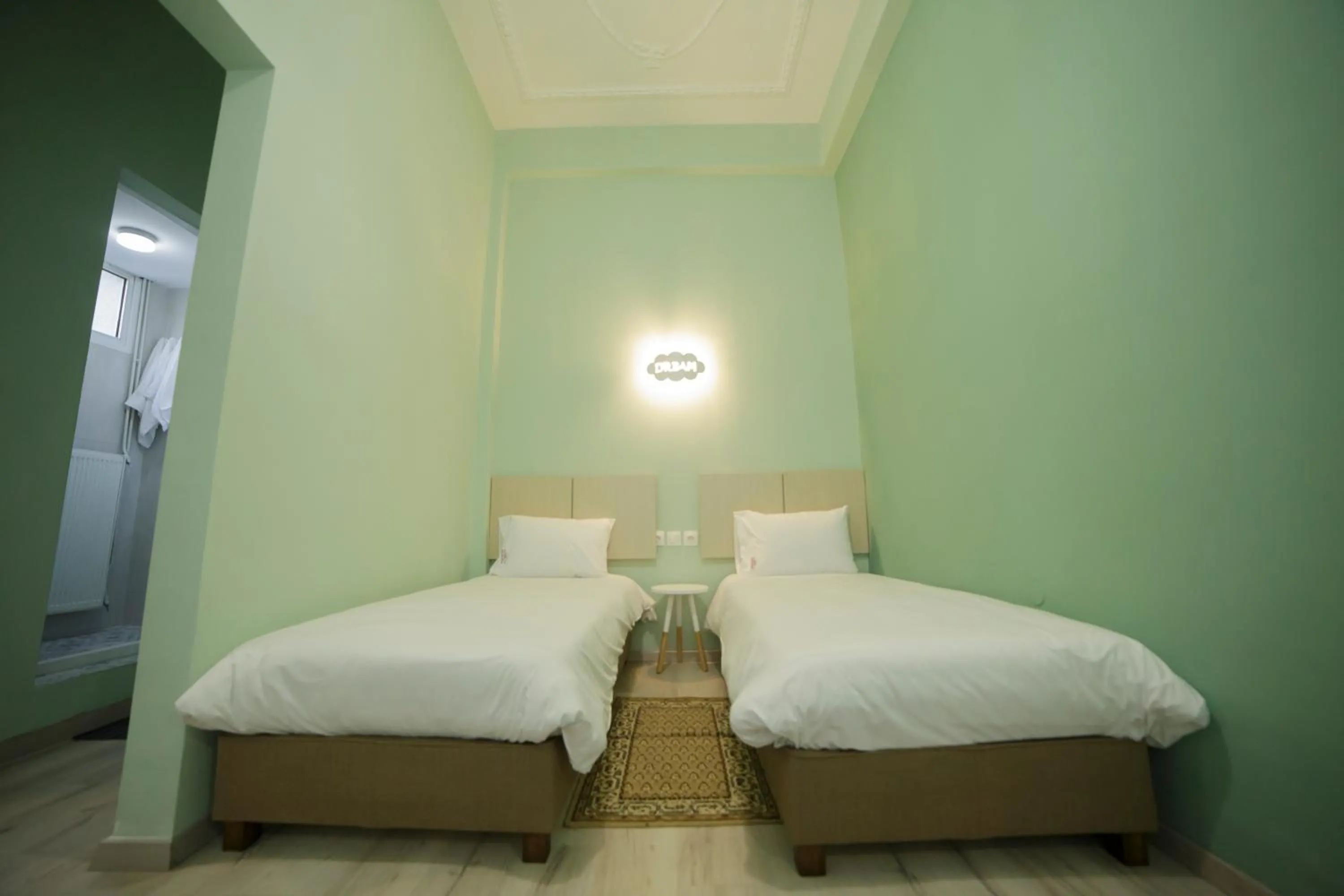 Photo of the whole room in Atlantis