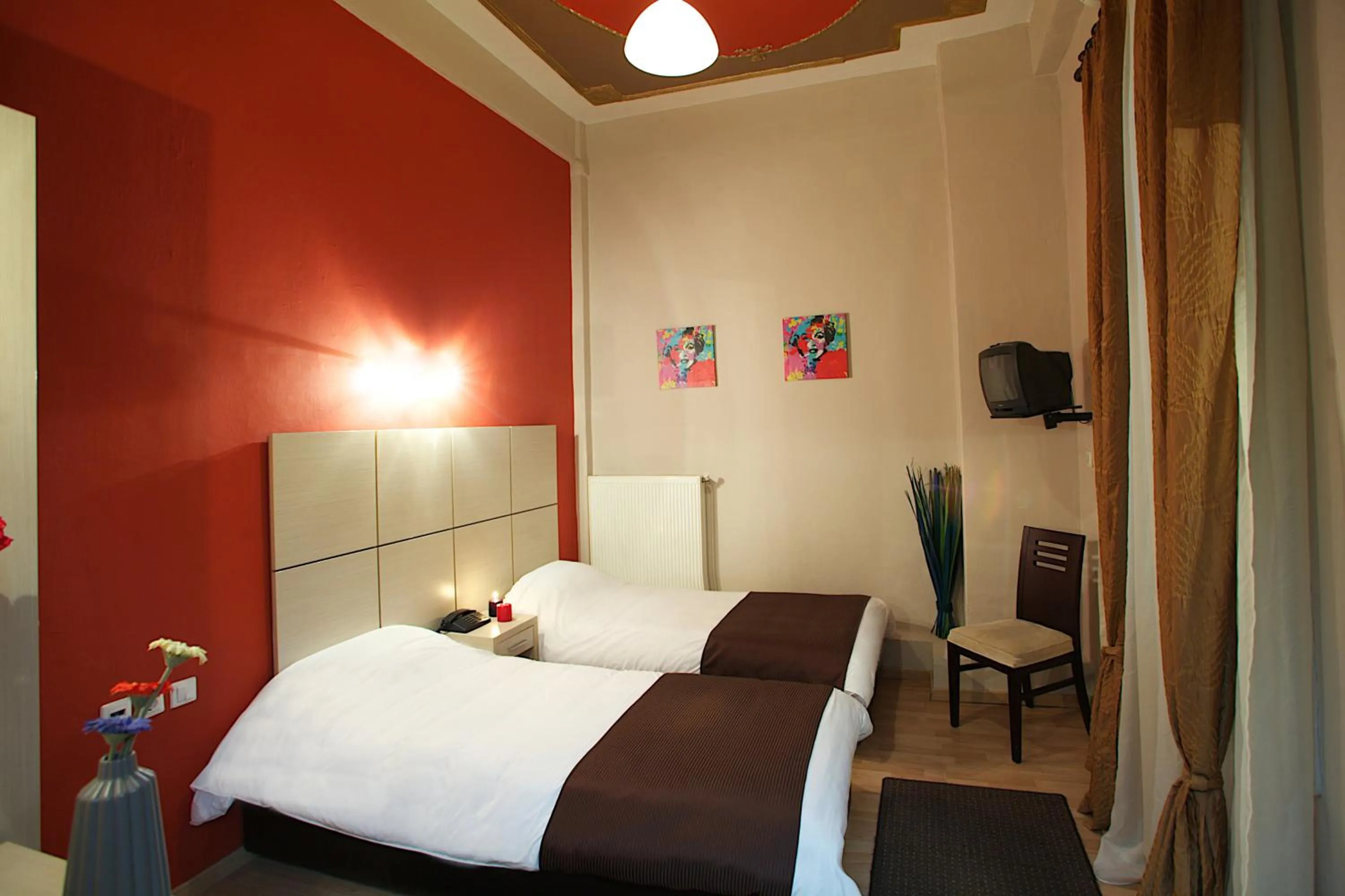 Photo of the whole room in Atlantis