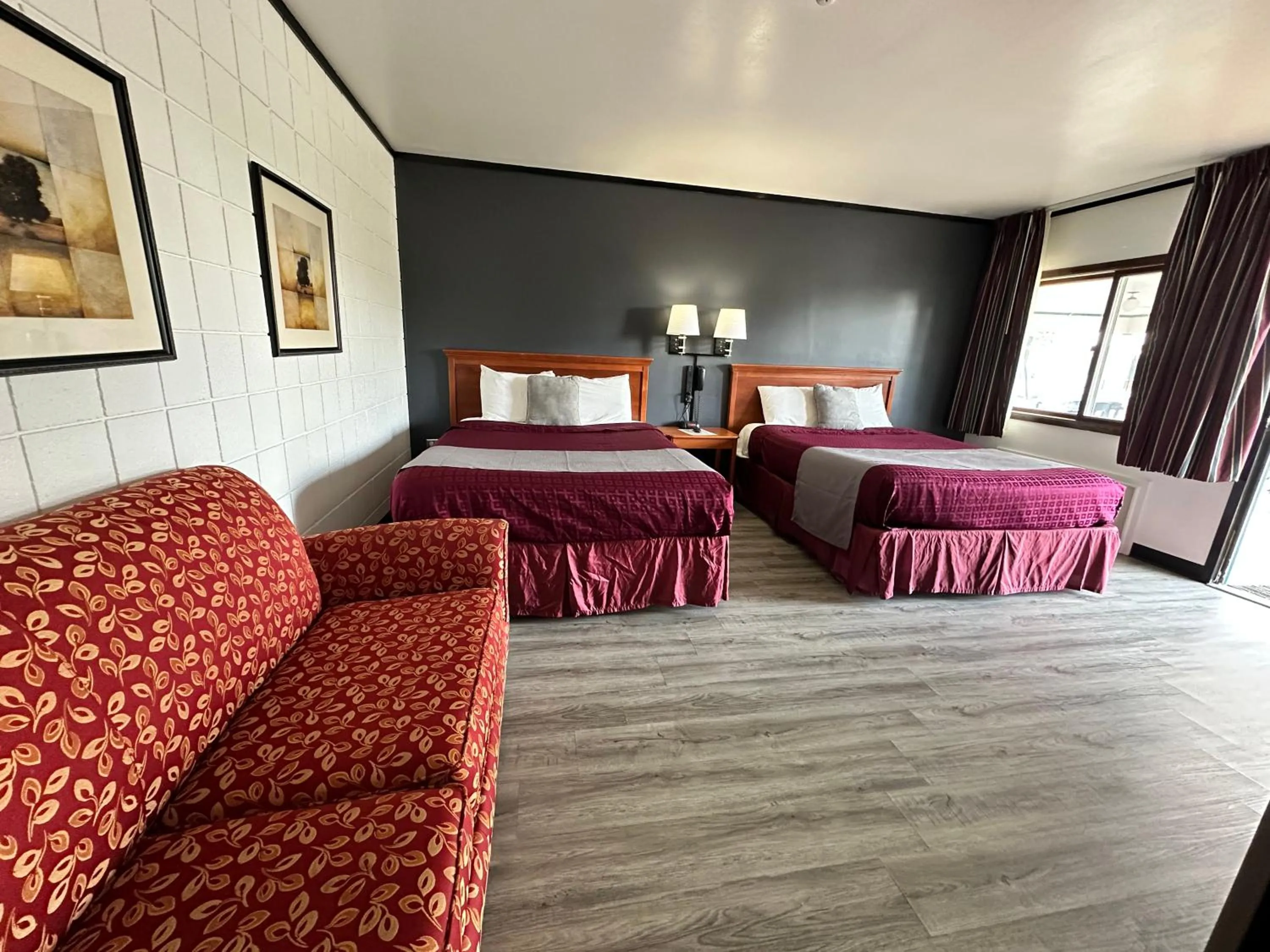 Photo of the whole room, Bed in Skyview Motel - Prairie du Sac