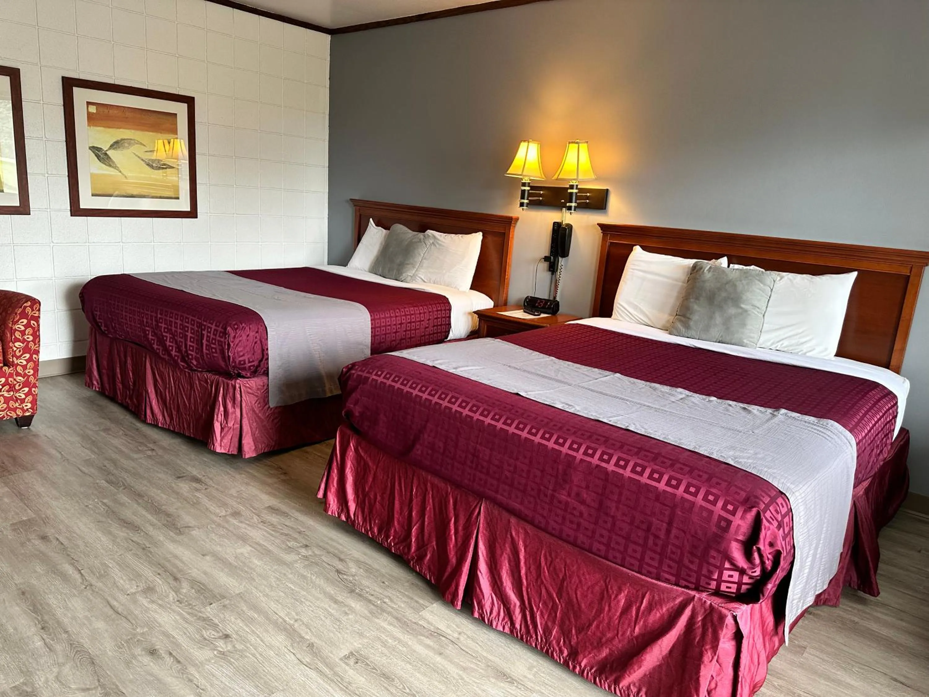 Bed in Skyview Motel - Prairie du Sac