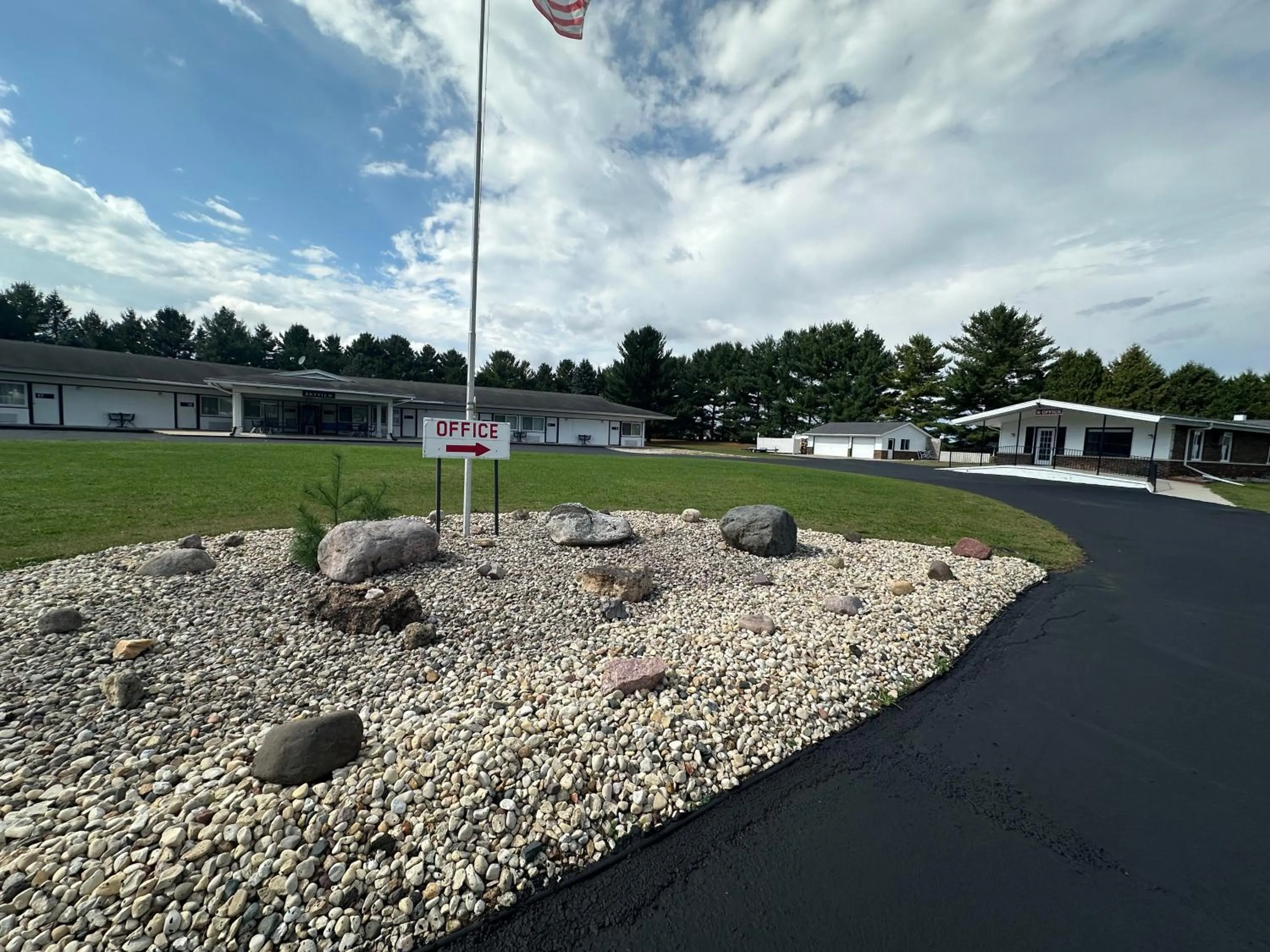 Property building in Skyview Motel - Prairie du Sac