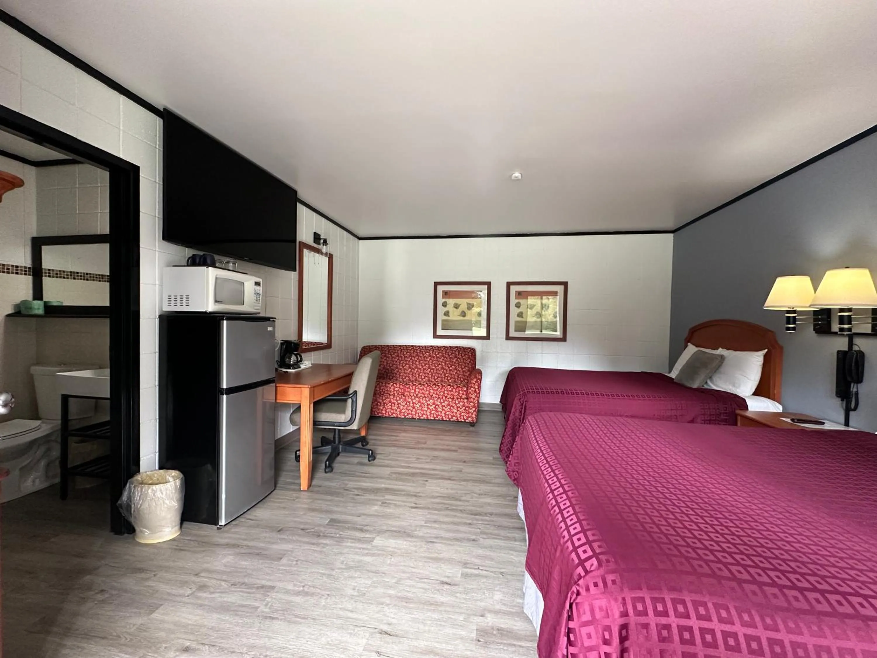 Photo of the whole room, Bed in Skyview Motel - Prairie du Sac