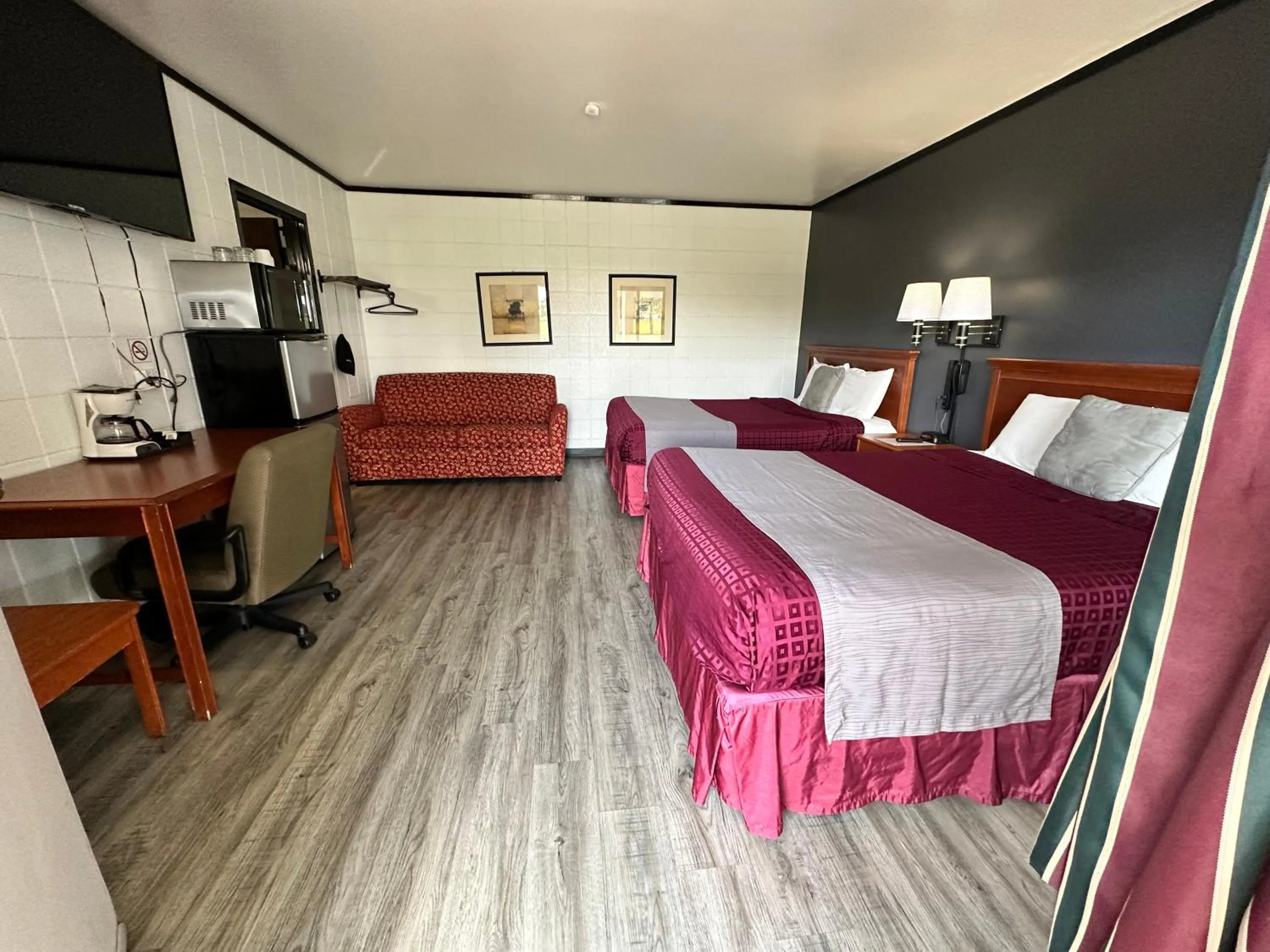 Photo of the whole room, Bed in Skyview Motel - Prairie du Sac