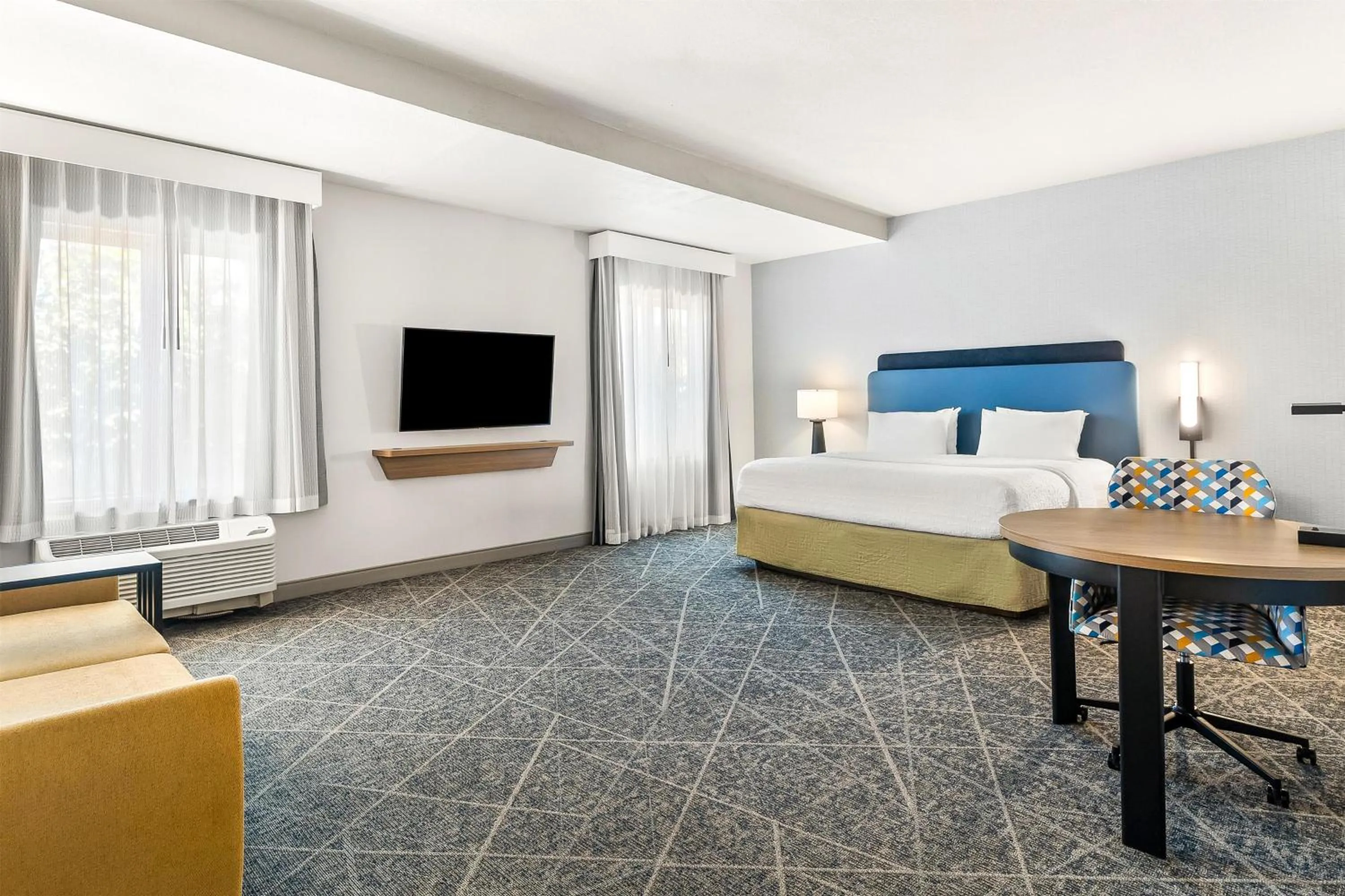 Living room, Bed in Hampton Inn and Suites Merced