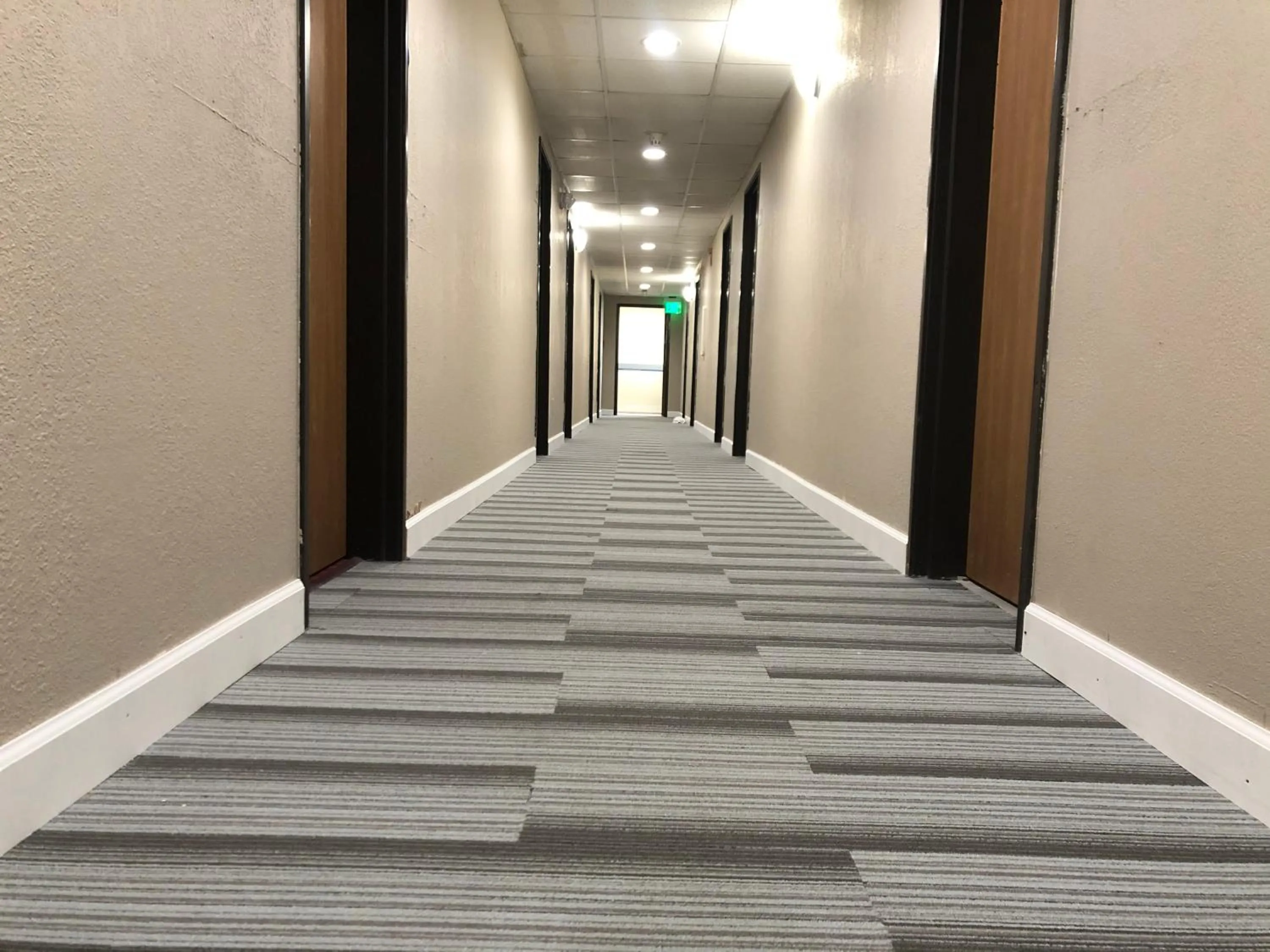 Super 8 by Wyndham Omaha SW